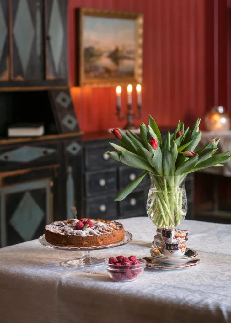 Eggedal Borgerstue kake og blomster.jpg