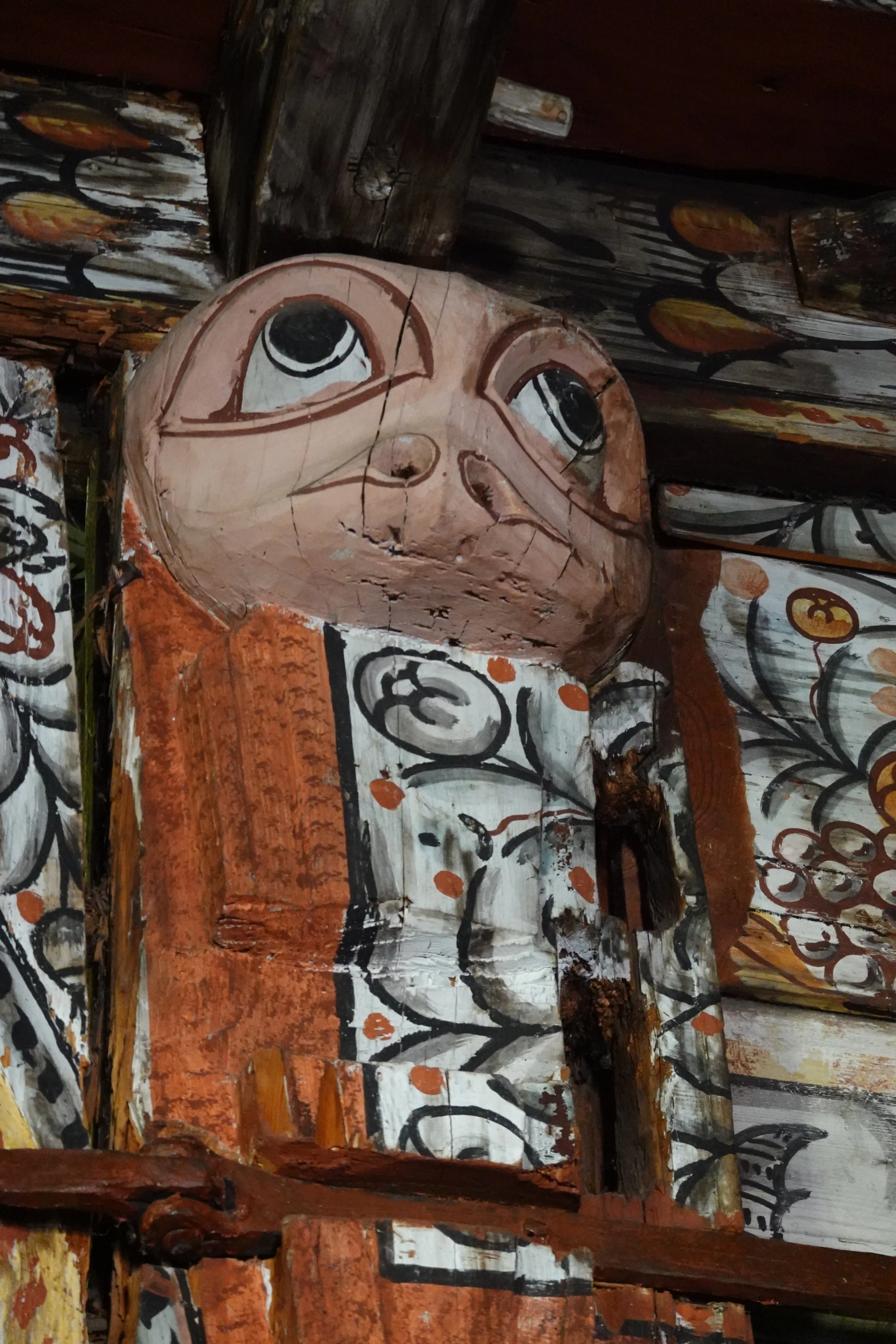 Interiør Uvdal stavkirke.JPG