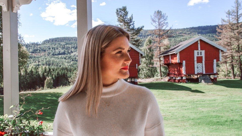 Fossan gård Sigrid med stabbur.jpg