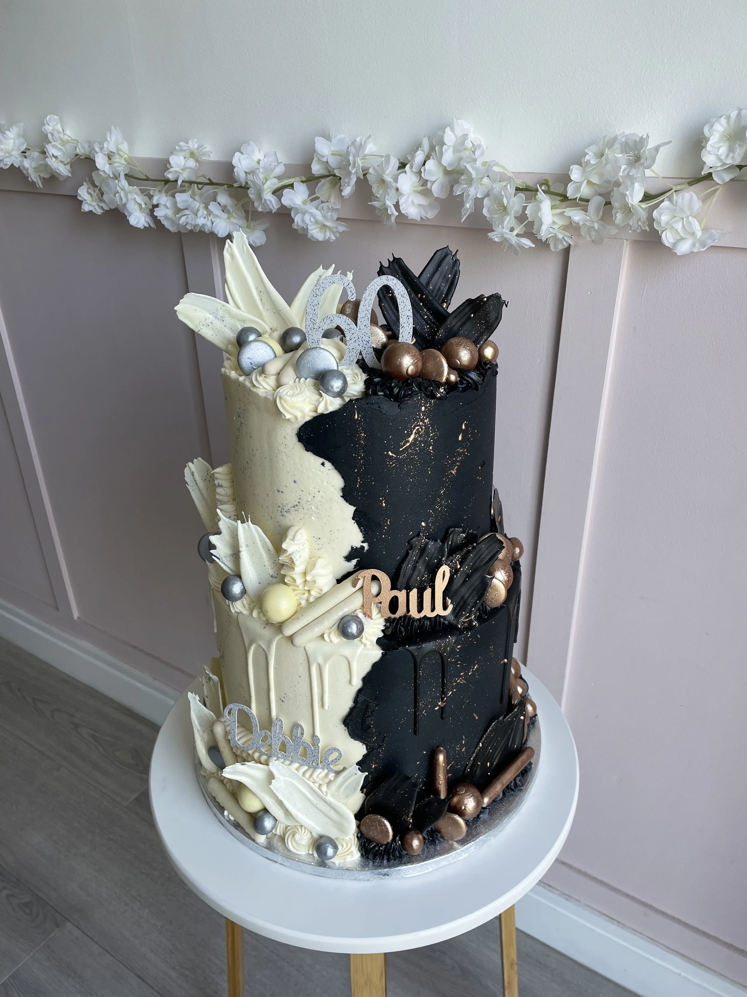 The Half & Half Metallic Cake
Cake Code 008