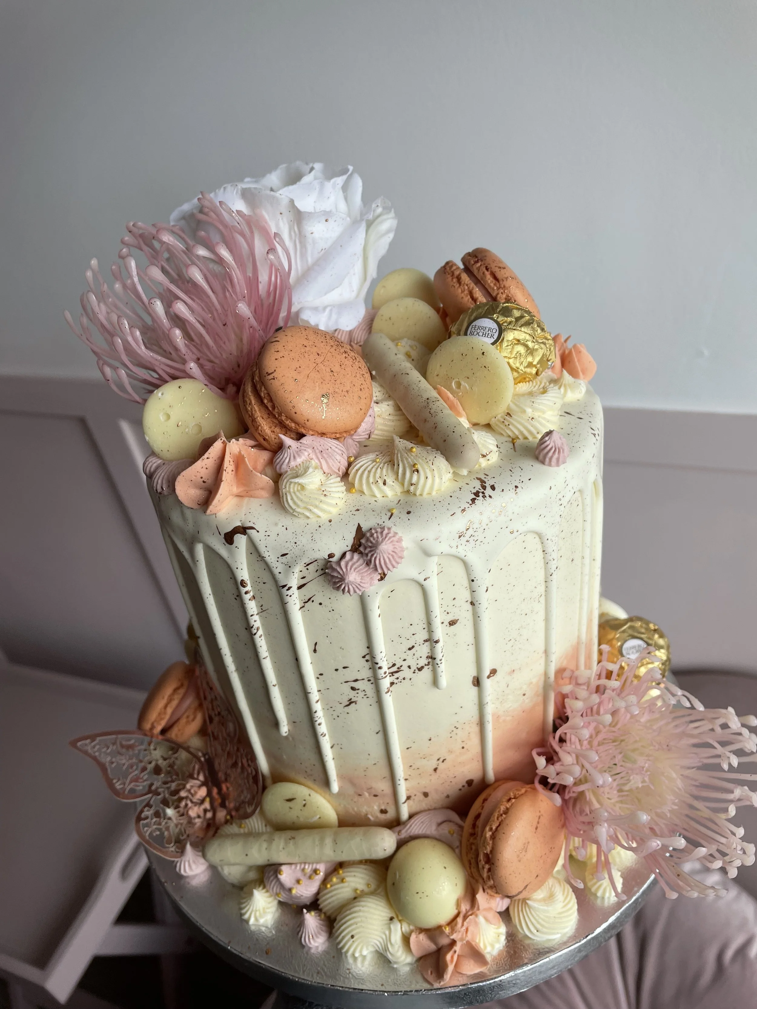 Peachy Drip Cake
Cake Code 004