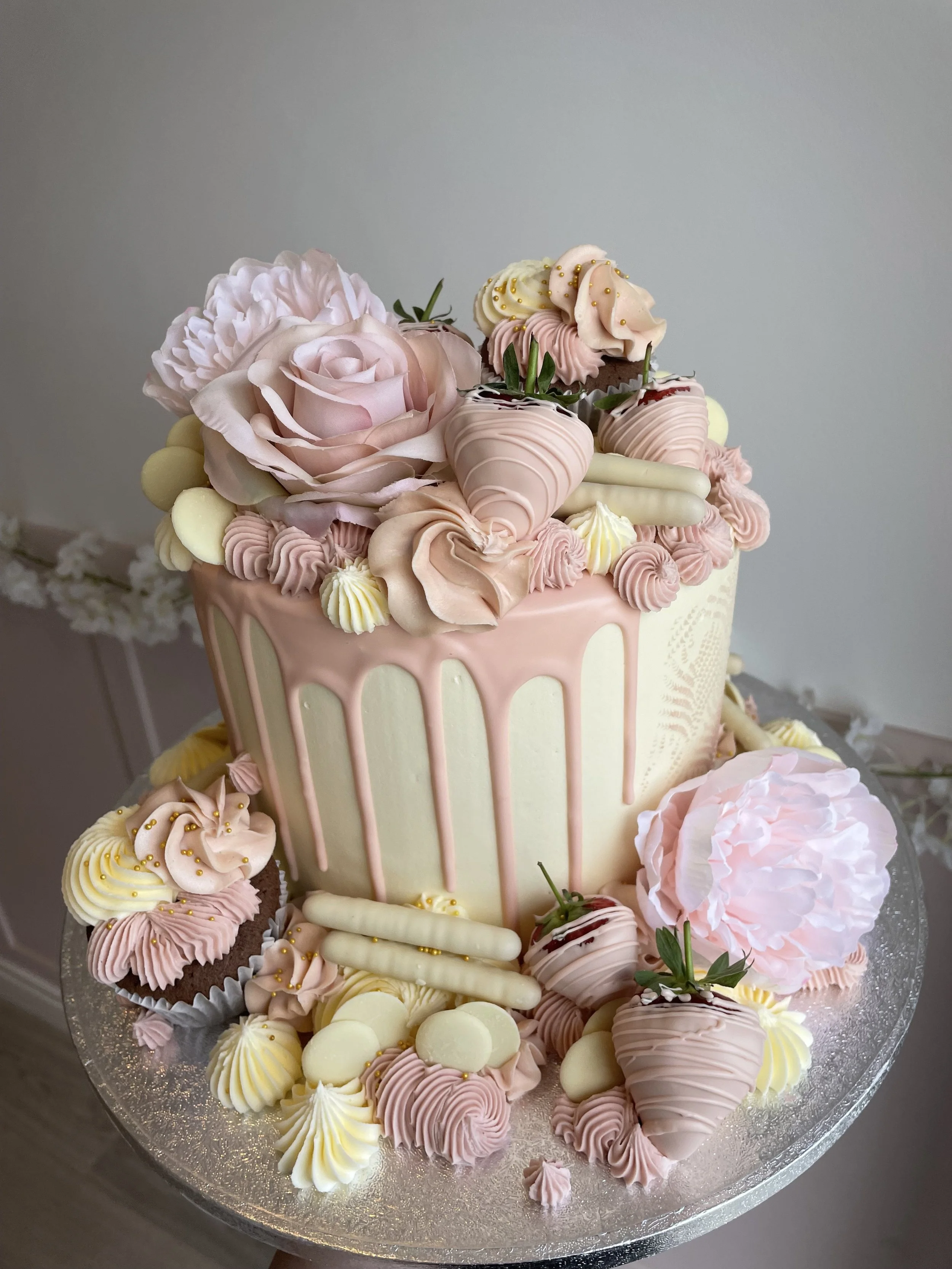 Pink & Cream Drip Cake
Cake Code 003