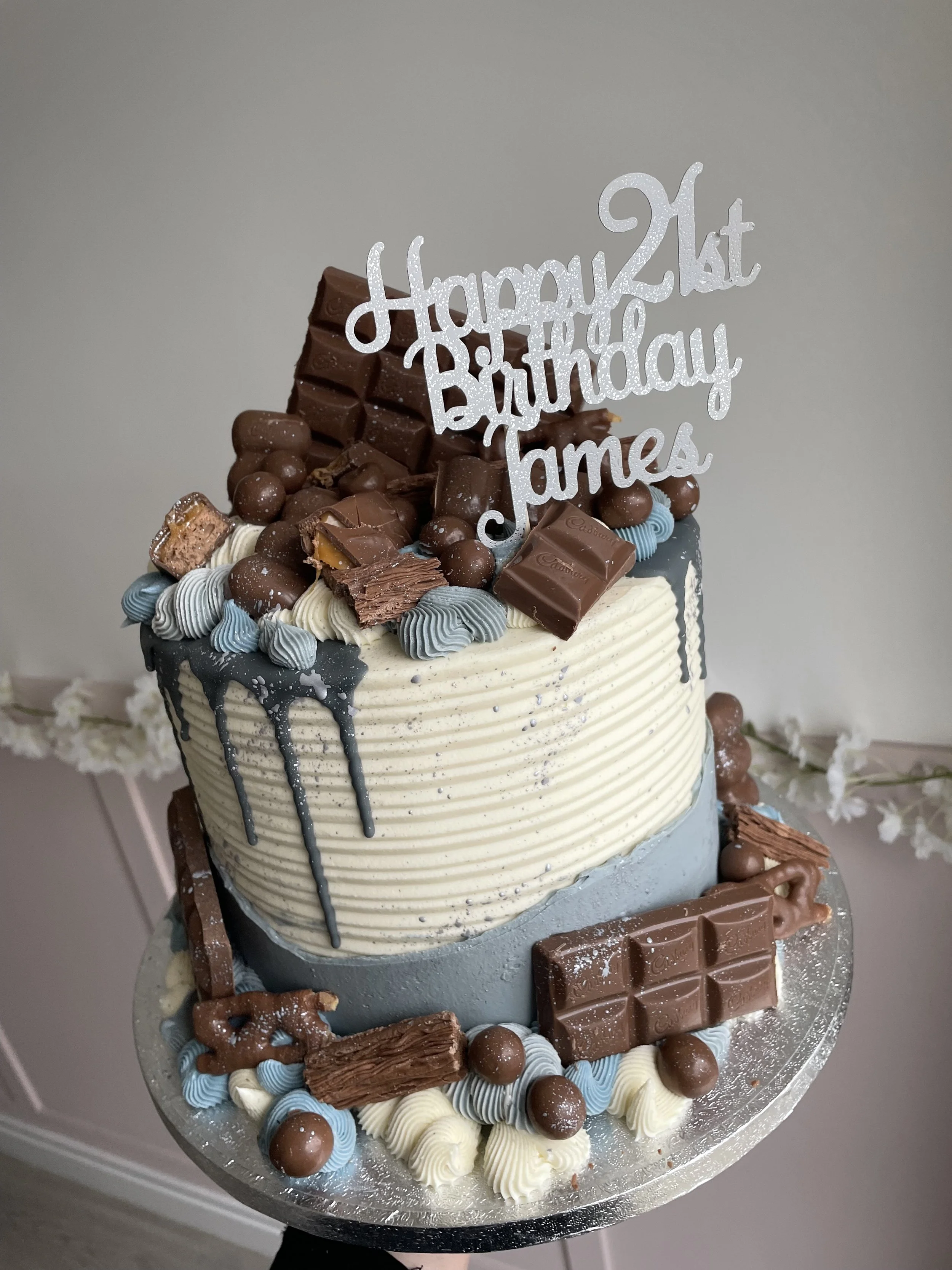Grey & White Two Tone Cake
Cake Code 018
