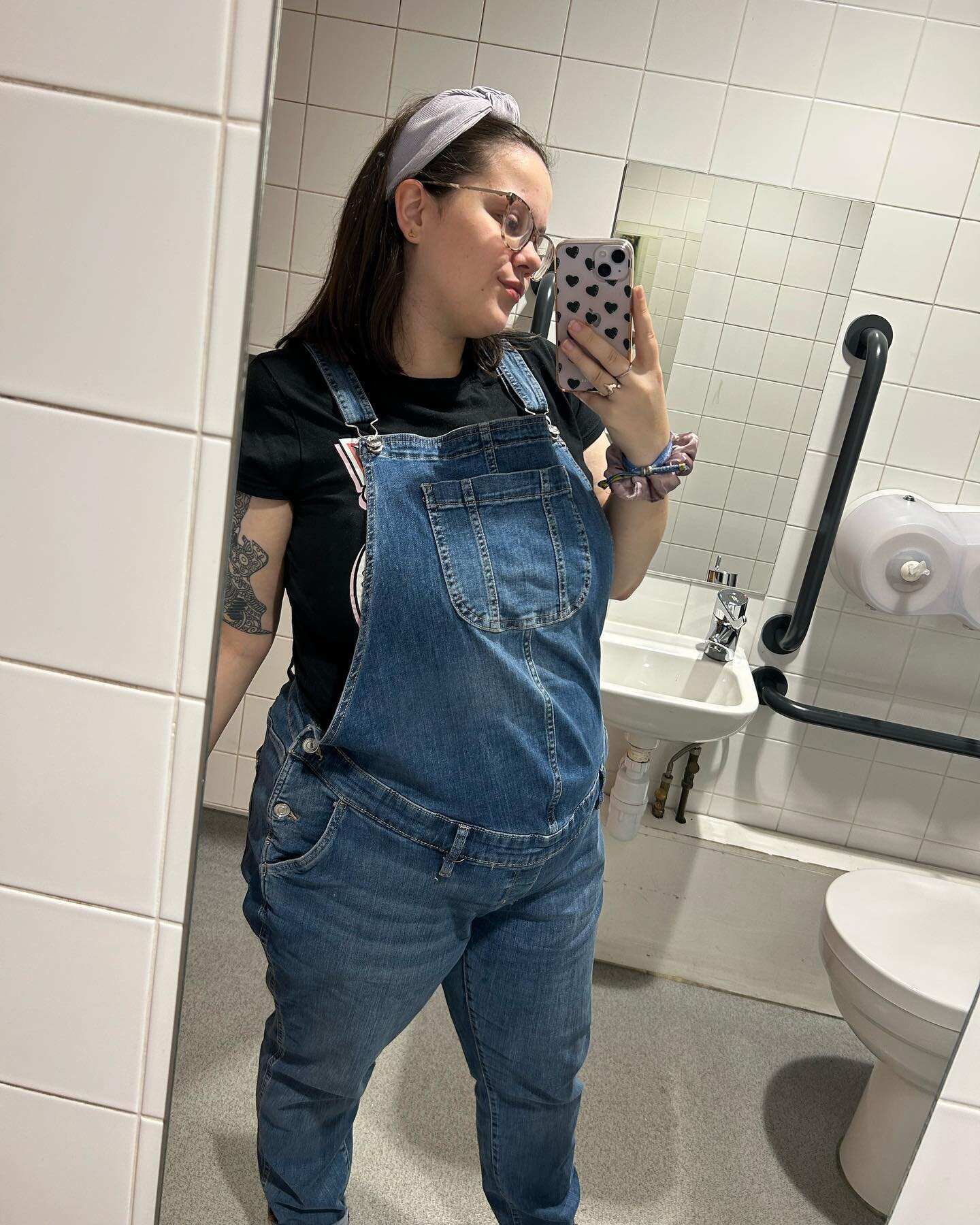 I could definitely get used to these bank holidays and the slower pace I&rsquo;ve been taking life🥰

1. I couldn&rsquo;t go through this pregnancy and not wear a pair of dungarees😂 Dungrees while pregnant is one of my favourite looks🥰
2. Did you g