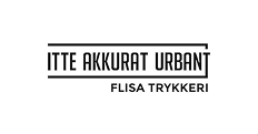 Logodesign med teksten 'IKKE AKKURAT URBANT' og undertekst 'FLISA TRYKKERI' på svart bakgrunn.