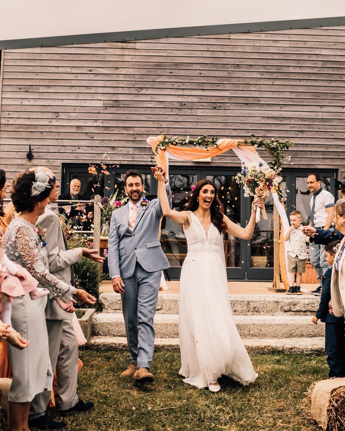 C&amp;M @stennackfarmweddings This venue deserved a post for being quite possibly the loveliest and kindest venue I have visited. Absolutely stunning location for Claire and Marks wedding. Rustic Barn wedding at its finest. 

#barnweddings #rusticbar