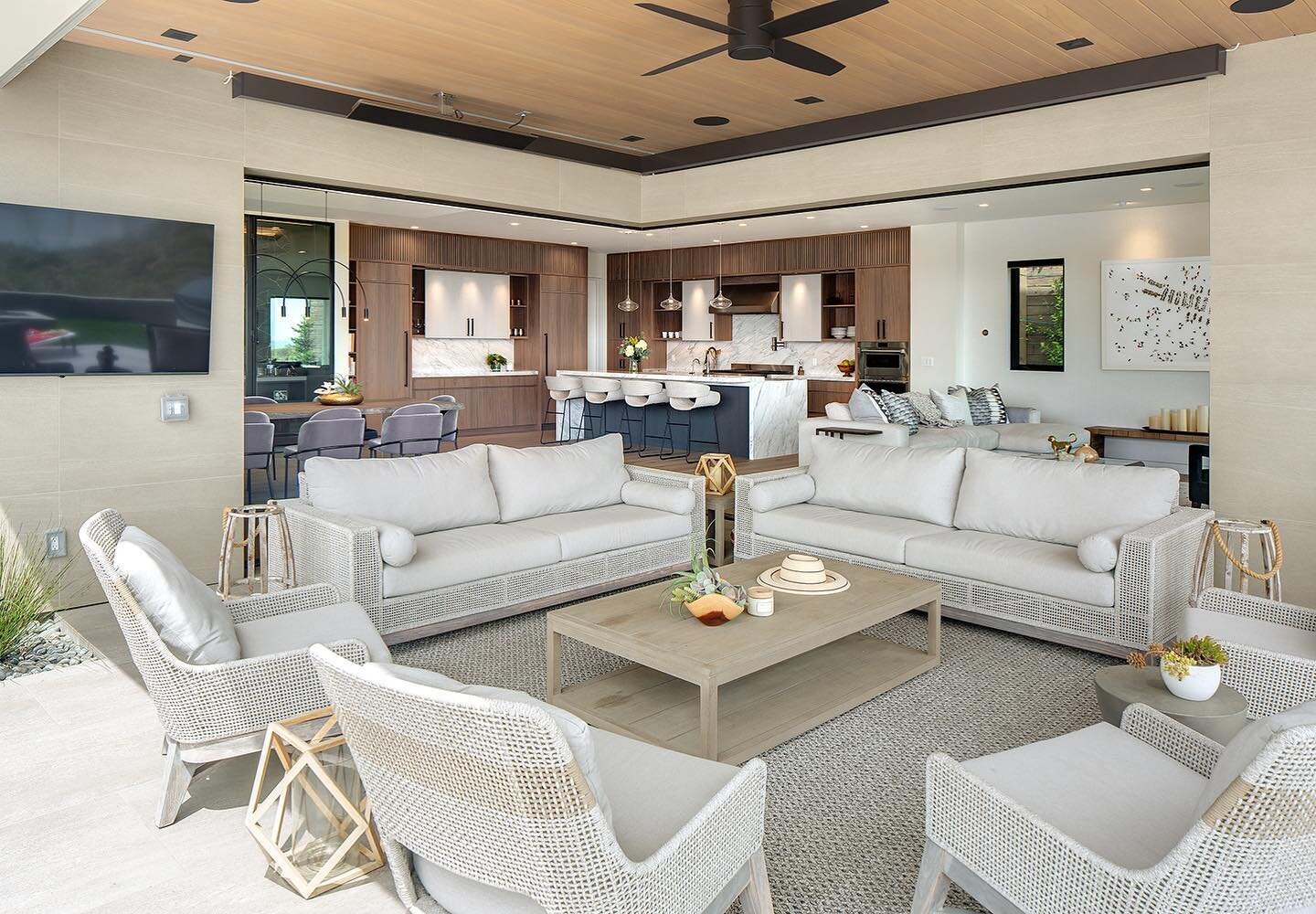 Blending the indoor/outdoor spaces for Cali living #modern #newconstruction #interiors #home #caliliving #lajolla