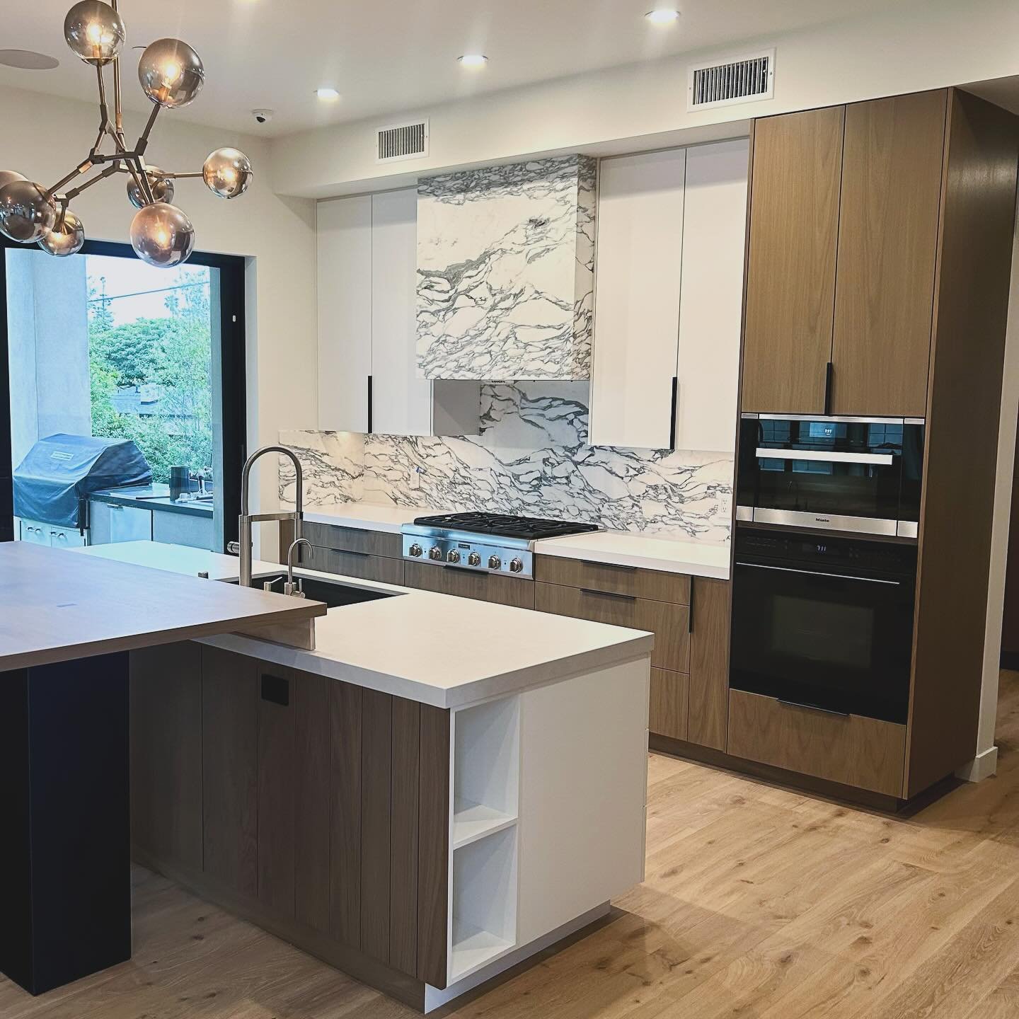 Elegant update for this modern home. An unexpected renovation that turned into a beautiful art piece. Gorgeous custom cabinetry by @adelsmancc  #interiors #kitchen #modern #cali #home #marble #artpiece #custom #cabinetry #silestonebycosentino