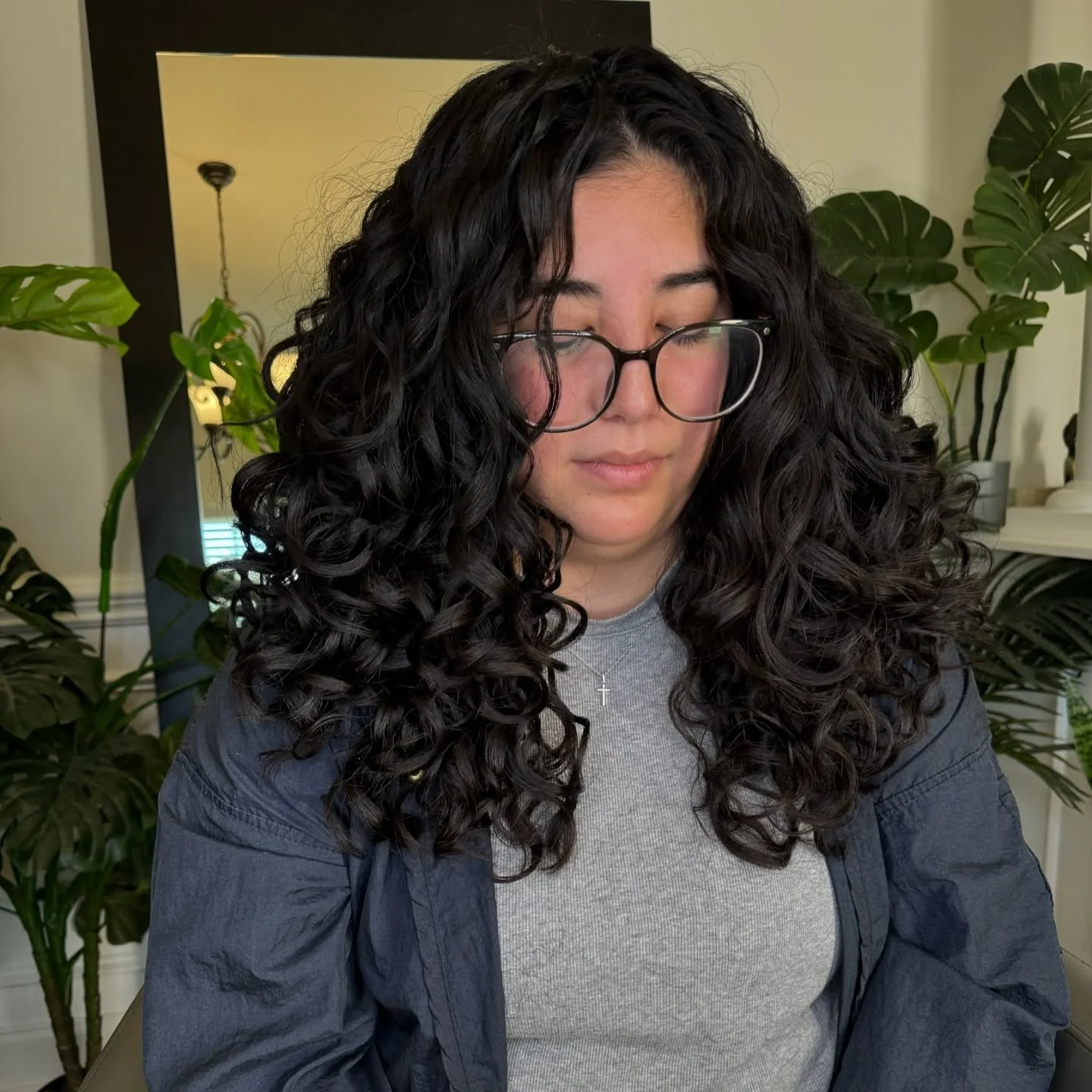 Swipe <<<🦋🪐🌎🧚🏼&zwj;♂️
My girls are just wanting to take the weight off.

✨Drying Tip✨
Drying goes much faster when you use your hair&rsquo;s natural quadrants as a guide.
When you flip your hair forward or to the sides, those same secti