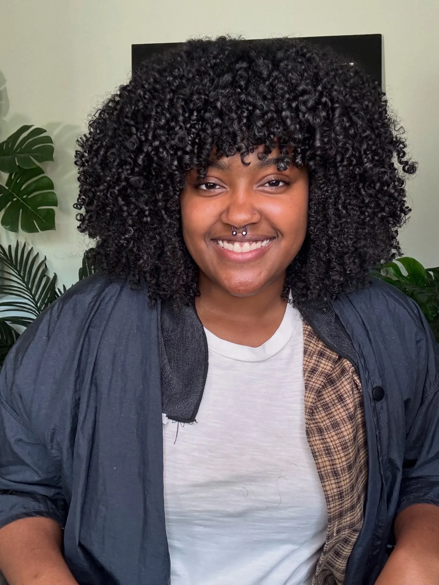 New client curl defining &amp; shaping🦋. 
What a beauty! Truly enjoyed having this Queen in my chair today. 🦋

She&rsquo;s experienced curly cuts before and came in right on time for her quarterly maintenance appointment. Today&rsquo;s focus was co