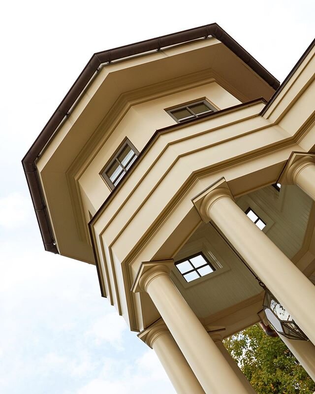 Octagon skylight above the breakfast nook overlooking the pool. Not a bad spot for your morning coffee ☕️