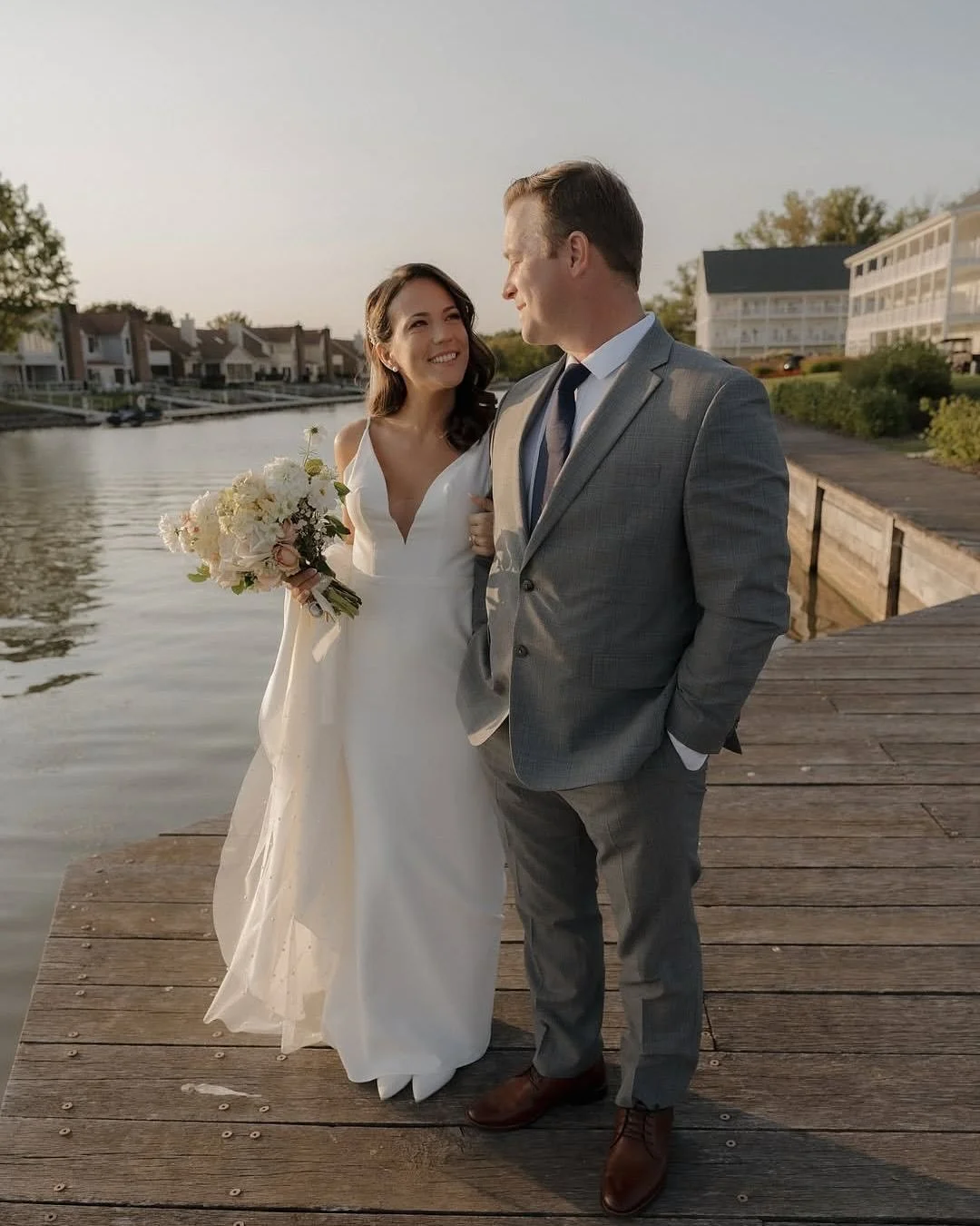 There’s something magical about saying “I do” as the leaves turn. Rich colors, candlelit dinners, and the natural beauty of the lake effortlessly create an atmosphere of romance and ease.
When you book your autumn celebration, you&