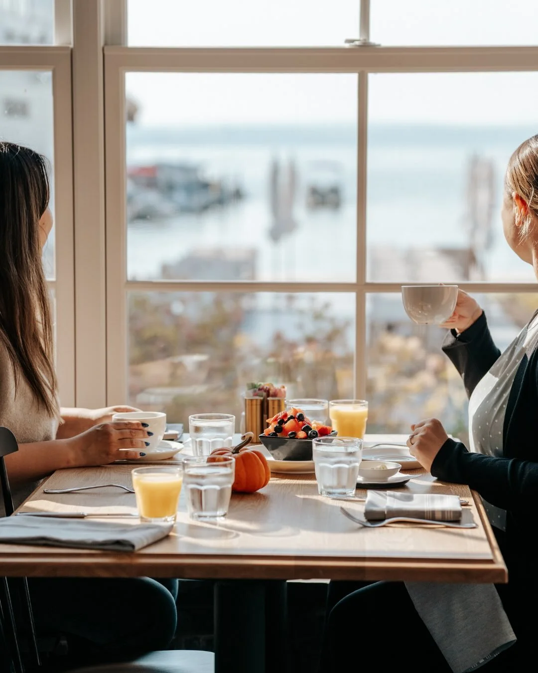 There&rsquo;s no better way to start your day than with a hot cup of coffee and a comforting breakfast at @rosetaverncdga. Savor morning favorites like Eggs Benedict, the Country Breakfast, or Cinnamon Brioche French Toast, each crafted with seasonal