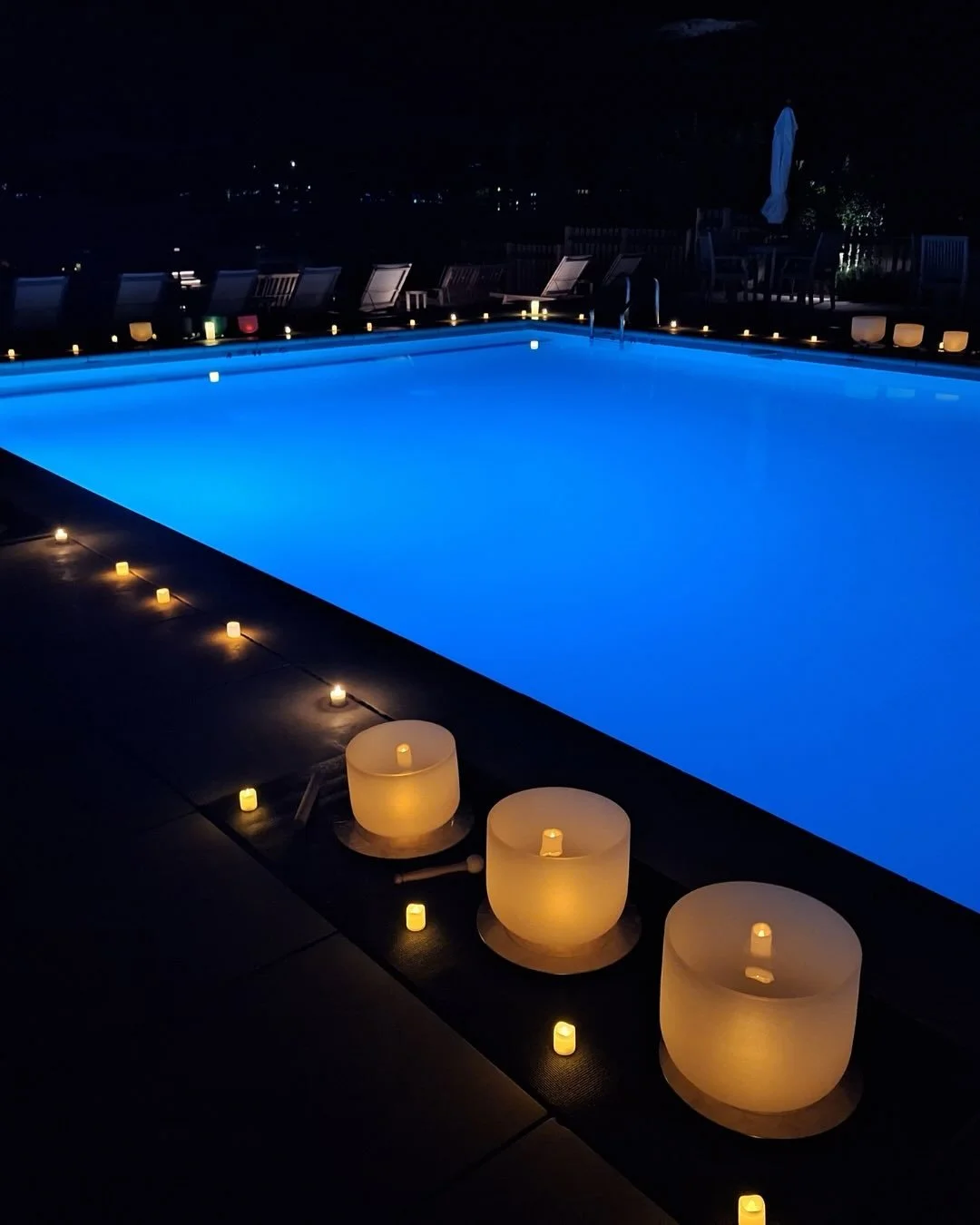 Float beneath the stars as calming chimes, gongs, Himalayan and crystal singing bowls echo across the water, transforming the lakefront pool at The Lake House on Canandaigua into a nighttime sound bath. ✨ Designed to ground, restore, and reconnect, o
