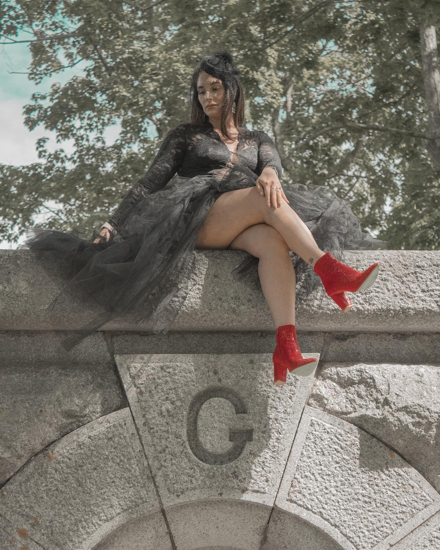 What better way to celebrate you birthday than to lay your youth to rest? 🍷💀
.
.
.
.
#deathtomy30s #birthdayshoot #birthdayphotoshoots #deathtomyyouth #cemetery #cemetaryphotography #cemeteryphotoshoot