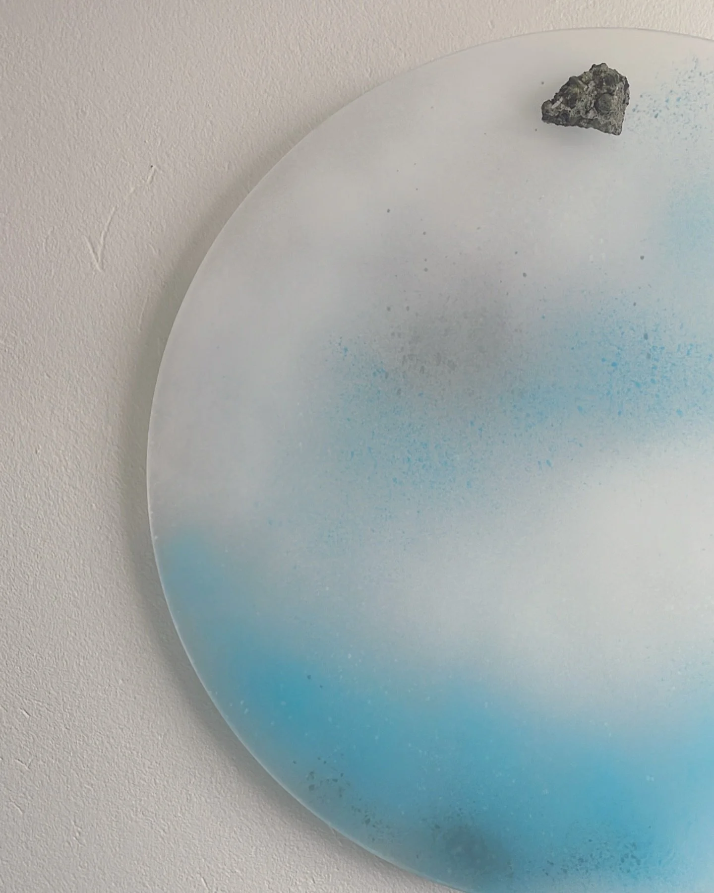 M&oacute;&eth;a I (Haze I), 2025
Sanded Acrylic Glass and Airbrush, Lava Rock Fastening
&Oslash; 70 cm

Pm for info 👀

#myndlist #art #kunst #thordiserlazoega #lava #airbrush #plexiglassart #lightart #fadedart #acrylicglassart #contemporaryart #cont