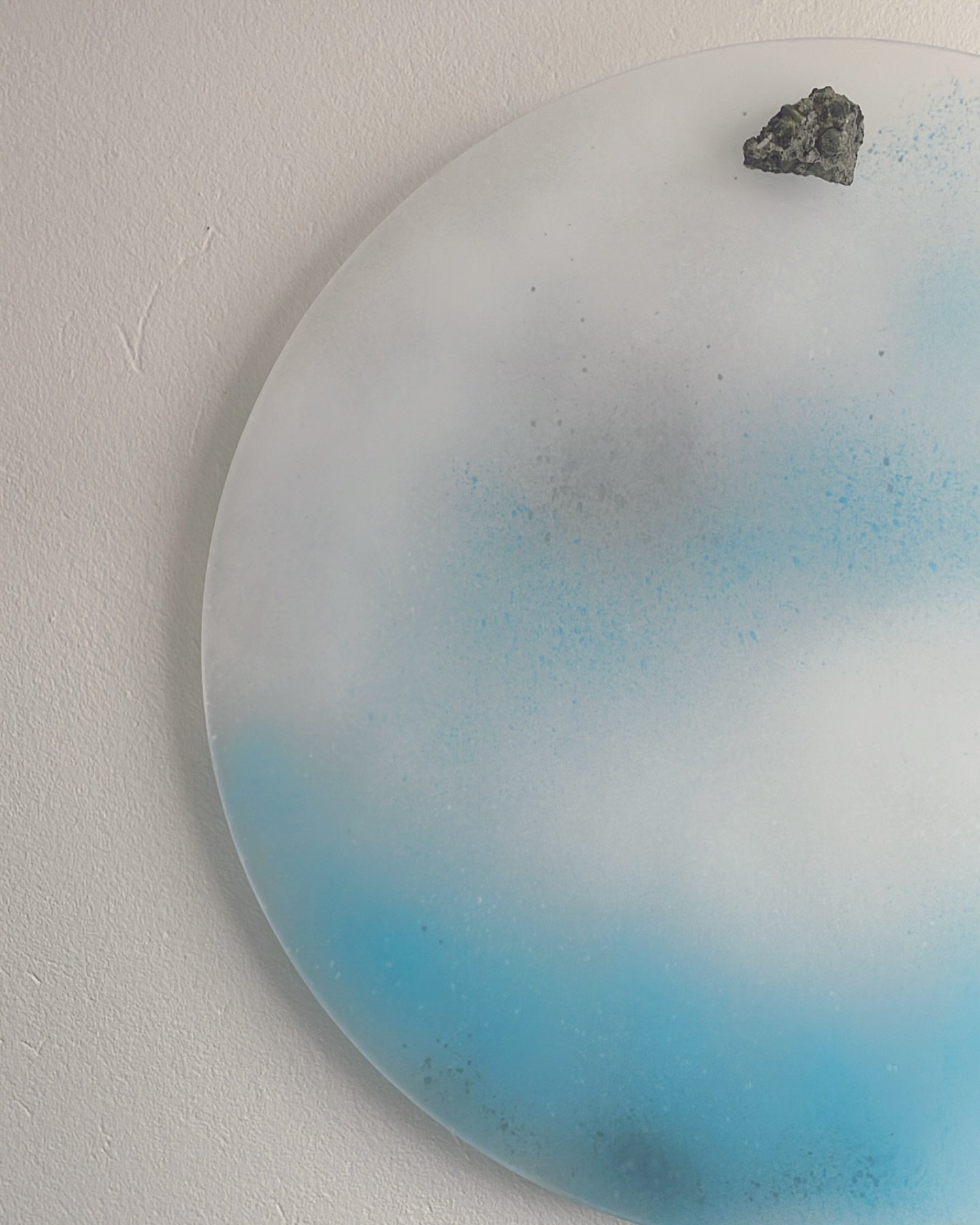 M&oacute;&eth;a I (Haze I), 2025
Sanded Acrylic Glass and Airbrush, Lava Rock Fastening
&Oslash; 70 cm

Pm for info 👀

#myndlist #art #kunst #thordiserlazoega #lava #airbrush #plexiglassart #lightart #fadedart #acrylicglassart #contemporaryart #cont