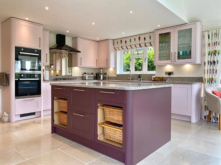 Total transformation of an old kitchen in Farnham by hand-painting