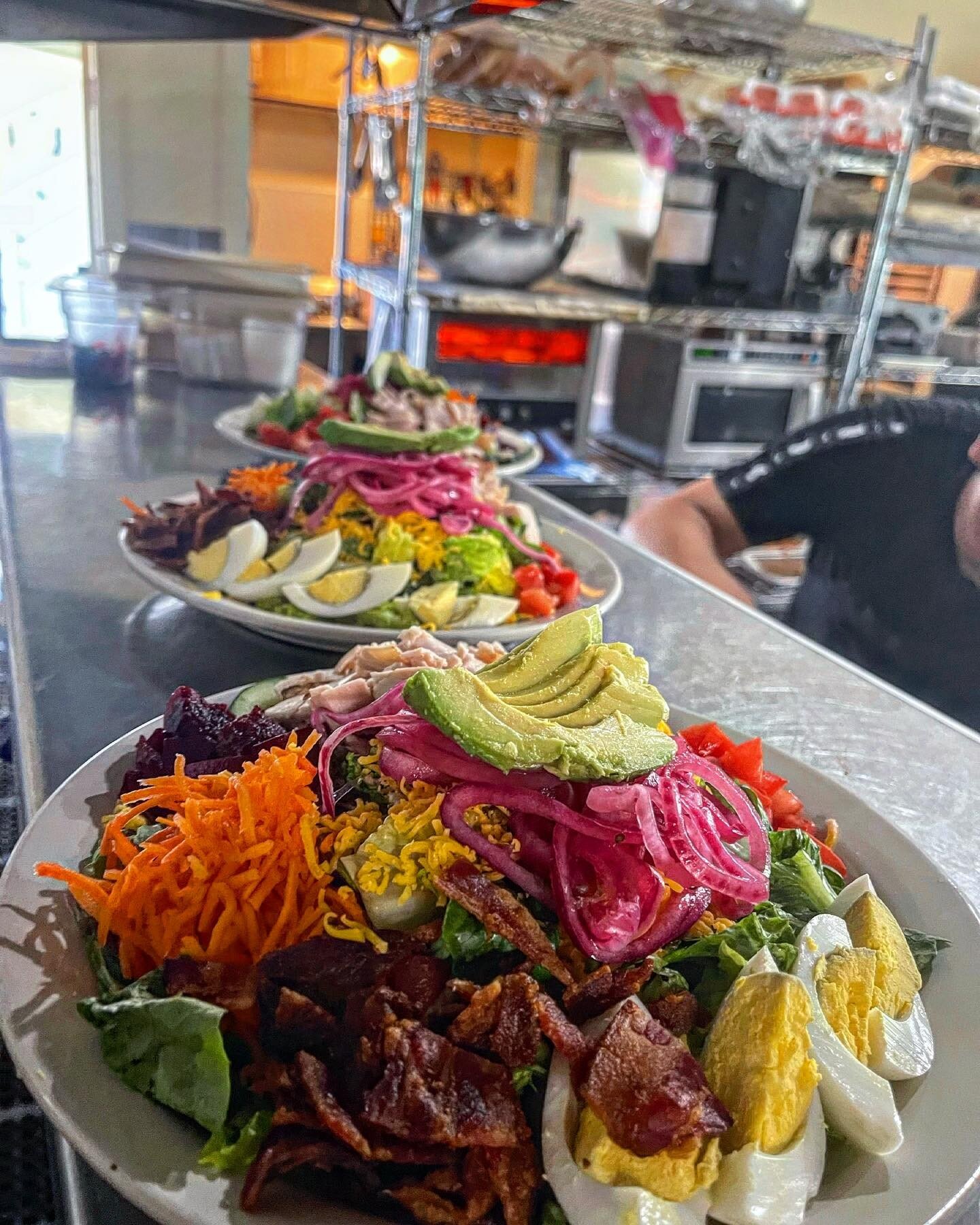 The sun is out and the veggies are coming in&hellip; that means it&rsquo;s salad season!!! Pictured here is our chef salad with all the good stuff 
#eattherainbow #salad #saladlover #fresh #goodlife #goodlifemendo #eatlocal
