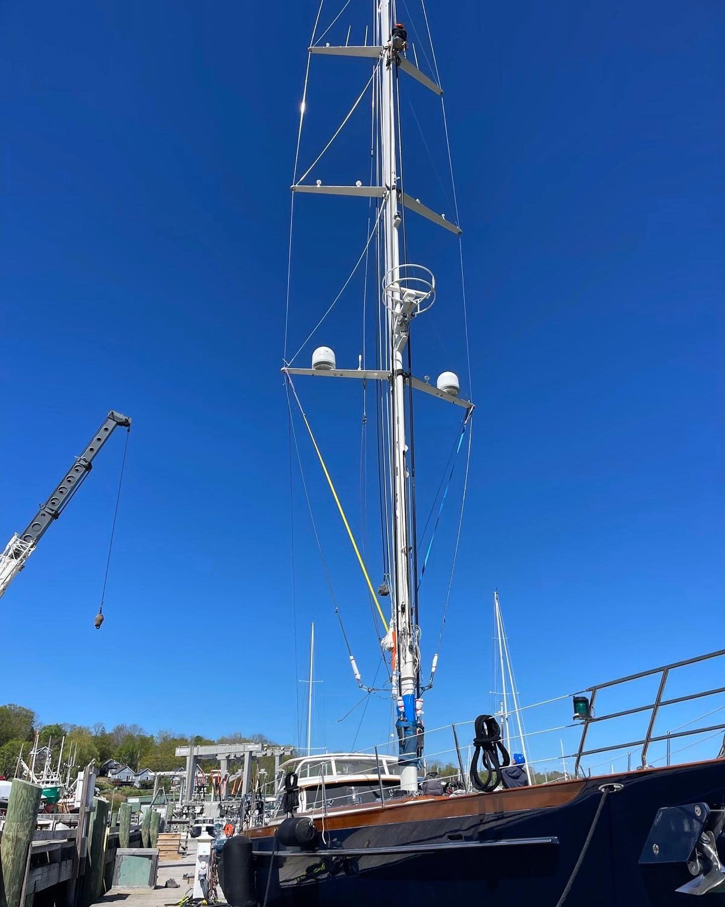 Mast unstepping of S/Y First Light today at Front Street Shipyard. 🏗️ ⚓️⛵️☀️ 
.
.
.
.
.
.
. 
#newportrigginggroup 
#frontstreetshipyard 
#belfast