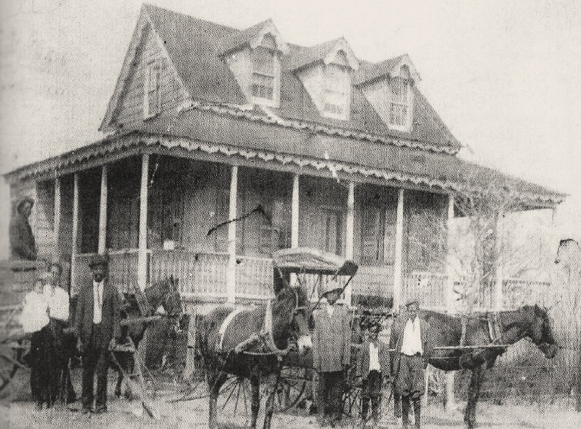  The Hutchinson House on Edisto Island circa 1900, 15 years after it was built. 