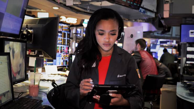  Equity trader Lauren Simmons hard at work in 2018. Though she managed customer order flows worth $150 million dollars on a daily basis, she revealed that she was paid merely $12,000 a year. Photo courtesy CNBC. 