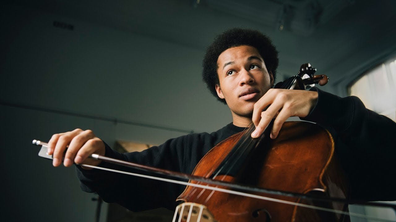  Sheku Kanneh-Mason trying out a prized Rostropovich cello at Sotheby’s in 2018. Image courtesy of Sotheby’s. 