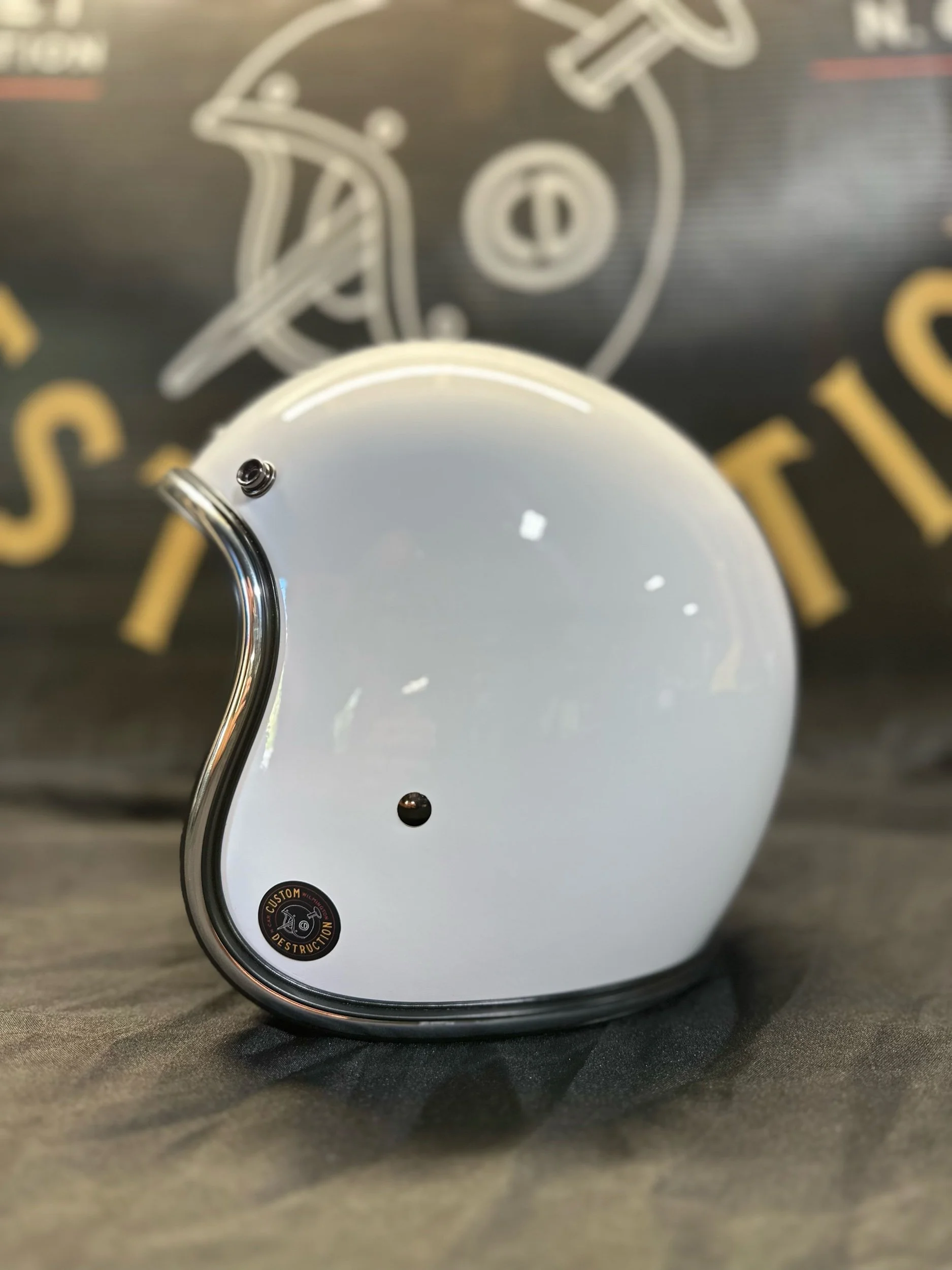 GLOSS WHITE WITH CHROME TRIM