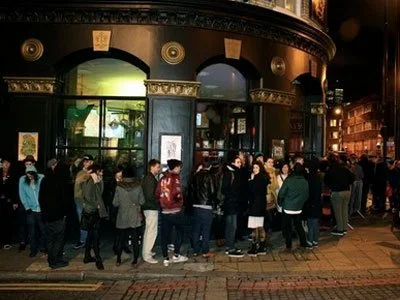 Planning advice for pubs, restaurants, shops, offices and hospitality premises across London, including changes of use, hours, seating, signage, noise and enforcement.