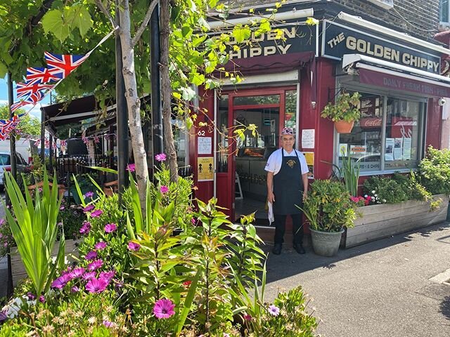 Happy Monday ! Ready for the week!  Just about managed to drag him away from his fryer for a quick snap 📷 🇬🇧 🐟