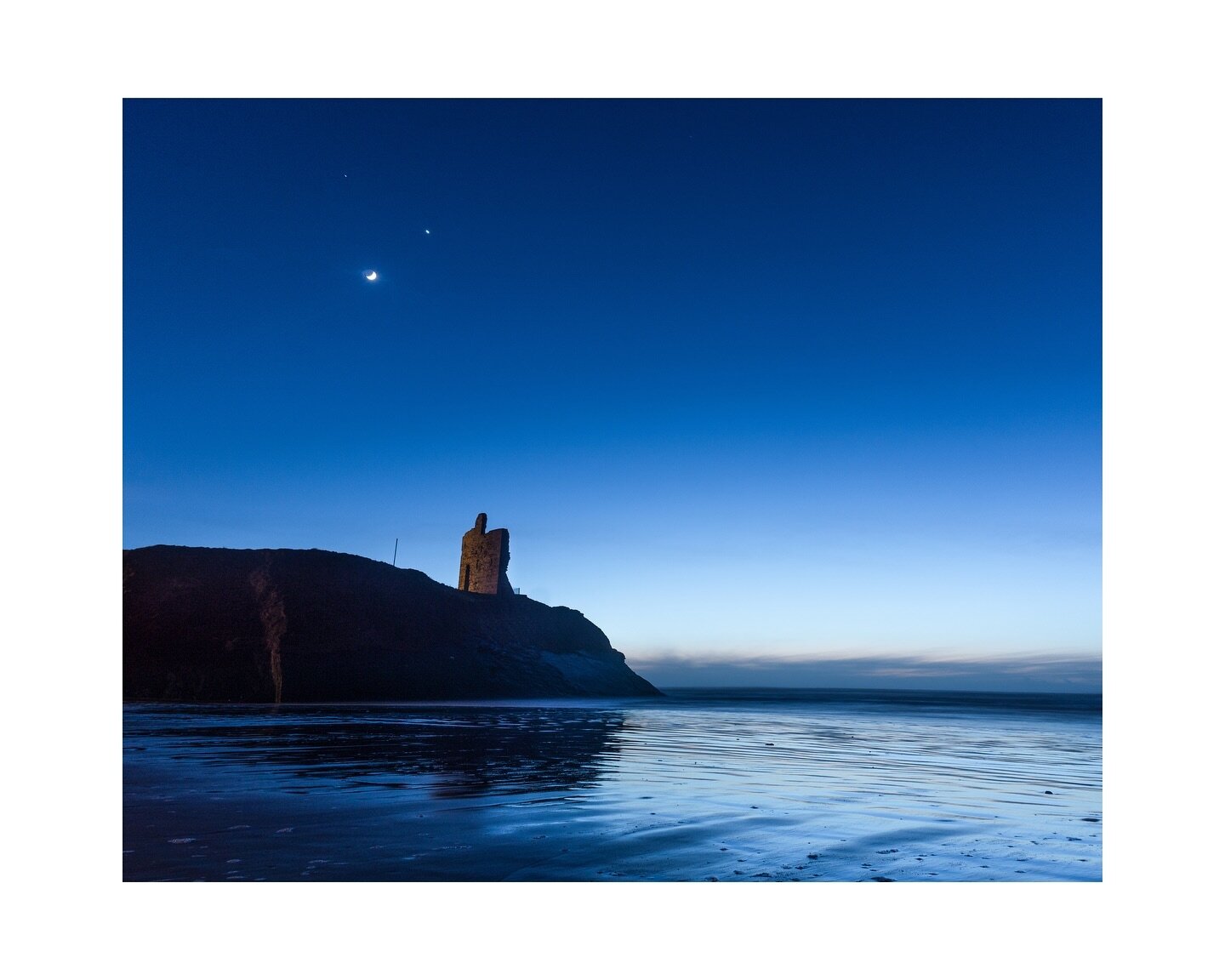 🌔Cosmic Blues in Ballybunion. An oldie but one of my most popular images. This shot was captured on a gorgeous night on the Ladies beach in Ballybunion. The Moon, Jupiter &amp; Mars can be seen high over the town&rsquo;s iconic castle, as the soft t