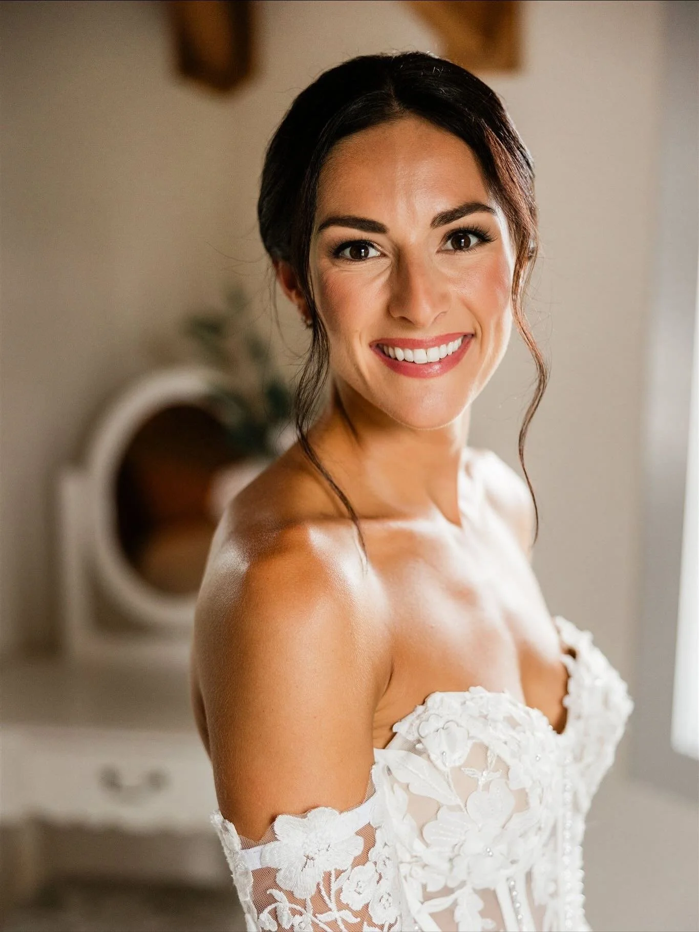 This is the kind of styling where I fly as an artist, it&rsquo;s what speaks to my heart- soft adjustments, perfectly dialed in skin while emphasizing on the overall balance of the glam. Amanda, you are absolutely stunning, thank you for doing the ho