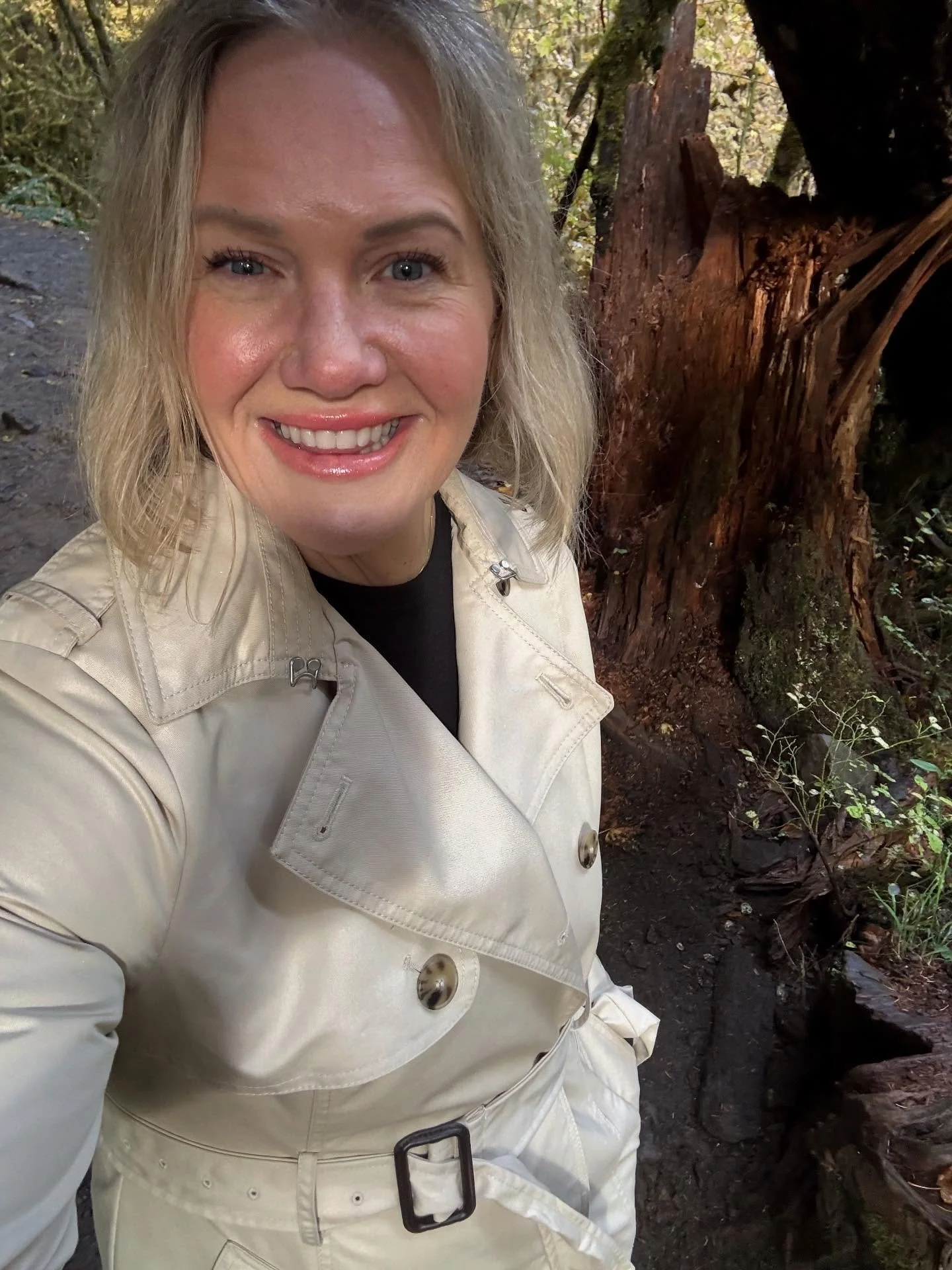 Oh heeeeey!! Just popping on here to say hello to everybody! I had such a fantastic day today out in the ONP. Not only did I get to style one of the sweetest brides I&rsquo;ve worked with all year, but I got to OFFICIATE her wedding 🎉💍🌲
An intimat