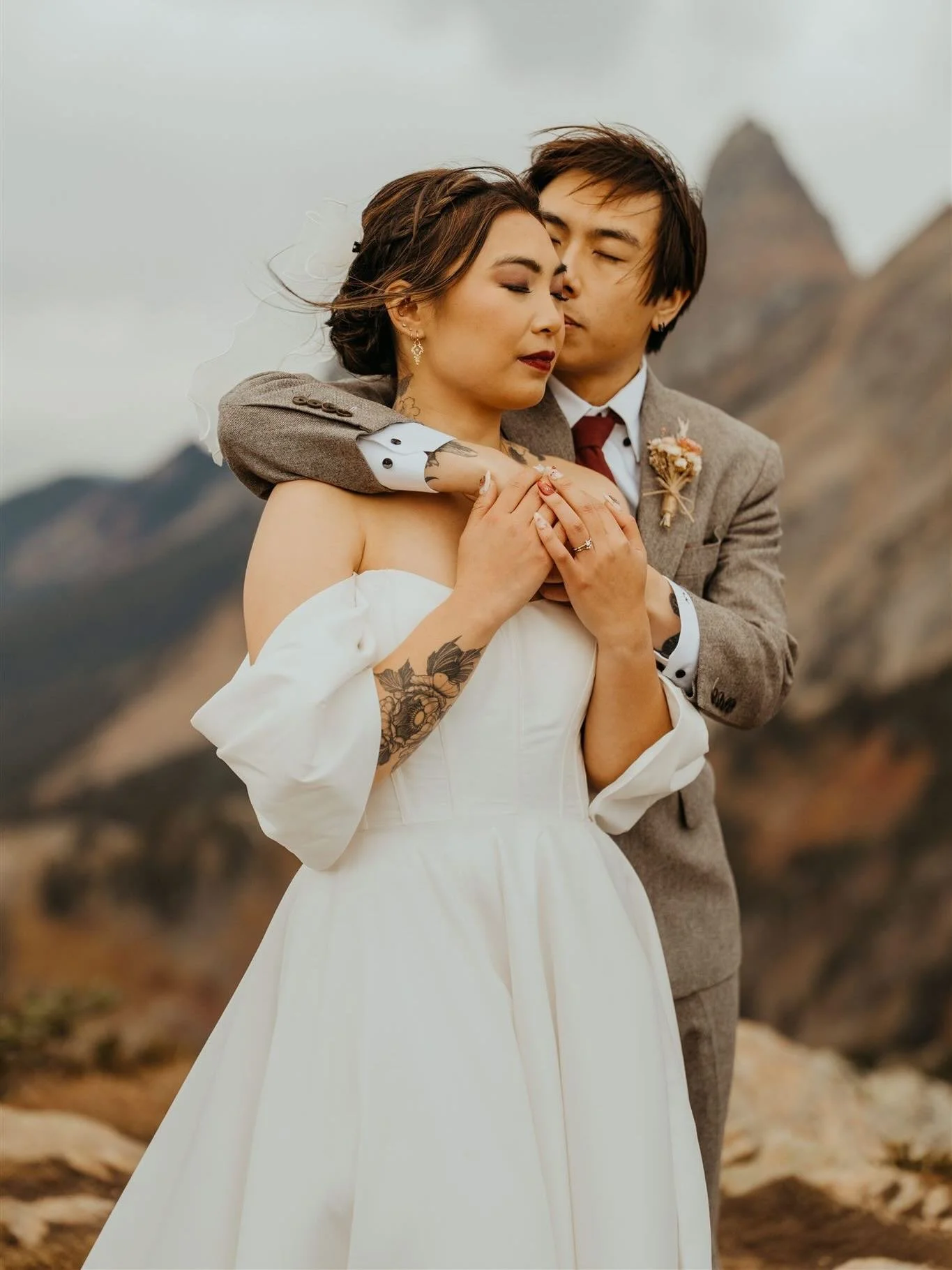 Emily + Andre Mount Baker Wilderness, October 2025 Sunrise 
I can&rsquo;t even begin to count the number of times I&rsquo;ve climbed the rocky steps @mtbakerhyggehus in the dark to style someone for a sunrise on Baker. 
I just about know every rock a