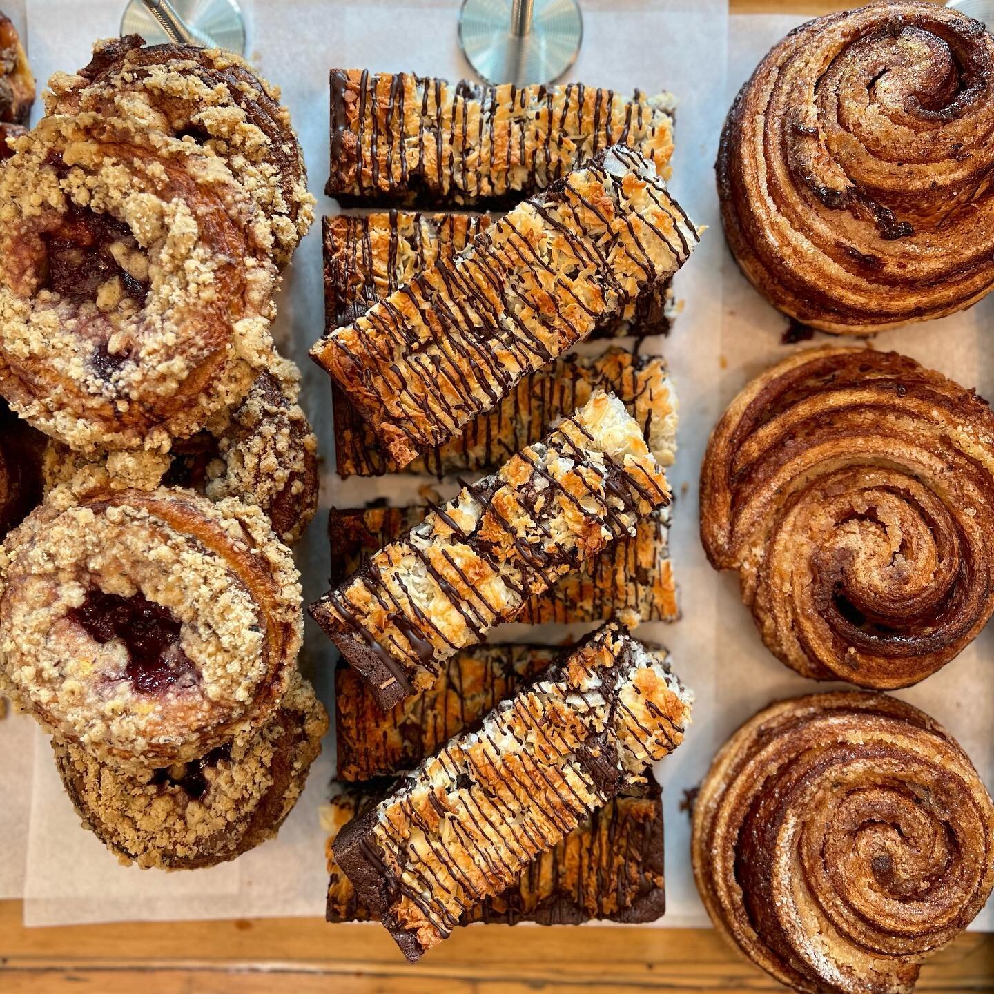 New bars hitting the case this week! 

Fudge Brownie with Coconut Macaroon // Honey Walnut with Fleur de Sel Shortbread &amp; Dark Chocolate. Part of our second bake and in the case now. Open today until 4 or until sold out! #xoMindy