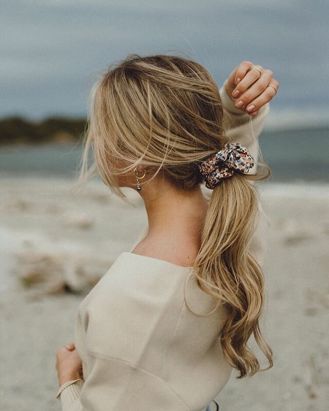 GIVEAWAY 🤍 🥳 We&rsquo;ve partnered with @charlieandpaisley to give our listeners the chance to win 1 sustainable scrunchie of their choosing 👱&zwj;♀️
&bull;
&bull;
@charlieandpaisley is a slow fashion brand that is focused on creating a new sustai