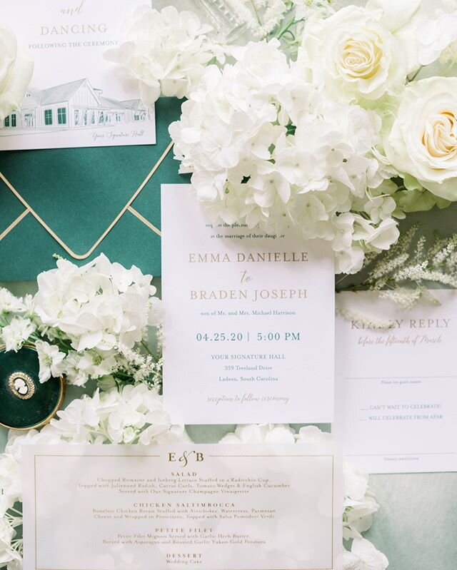 What are your thoughts on a bold outer envelope? Some couples love the idea of a gold metallic or colored envelope arriving in their guest's mailbox. While others prefer the classic white or ecru envelope for a classy, traditional feel. ⠀⠀⠀⠀⠀⠀⠀⠀⠀
⠀⠀⠀