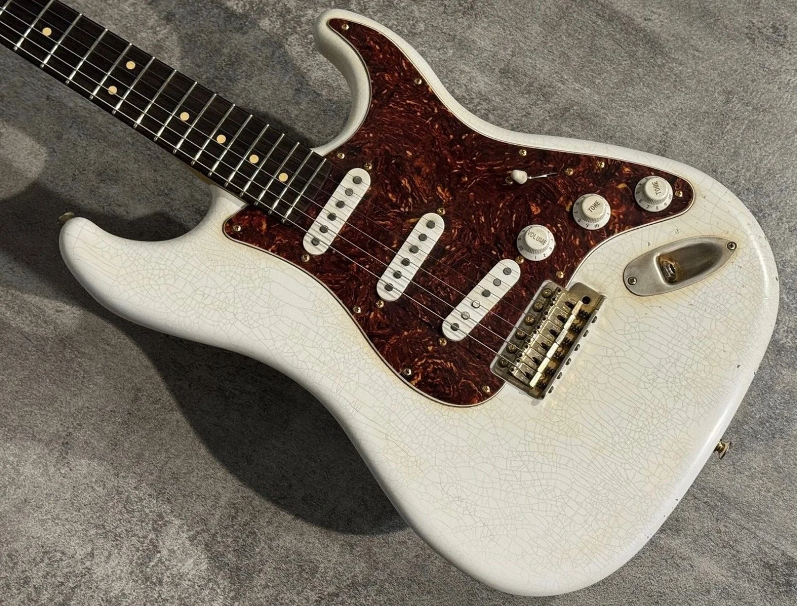 Chris Fleming Series by LSL Instruments. Saticoy Vintage White with rosewood  board. Sold By Fun Music Center In Hong Kong