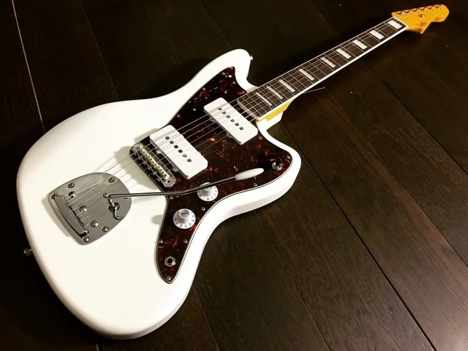 LSL Instruments Offset Guitar White with block inlays tortoise guard