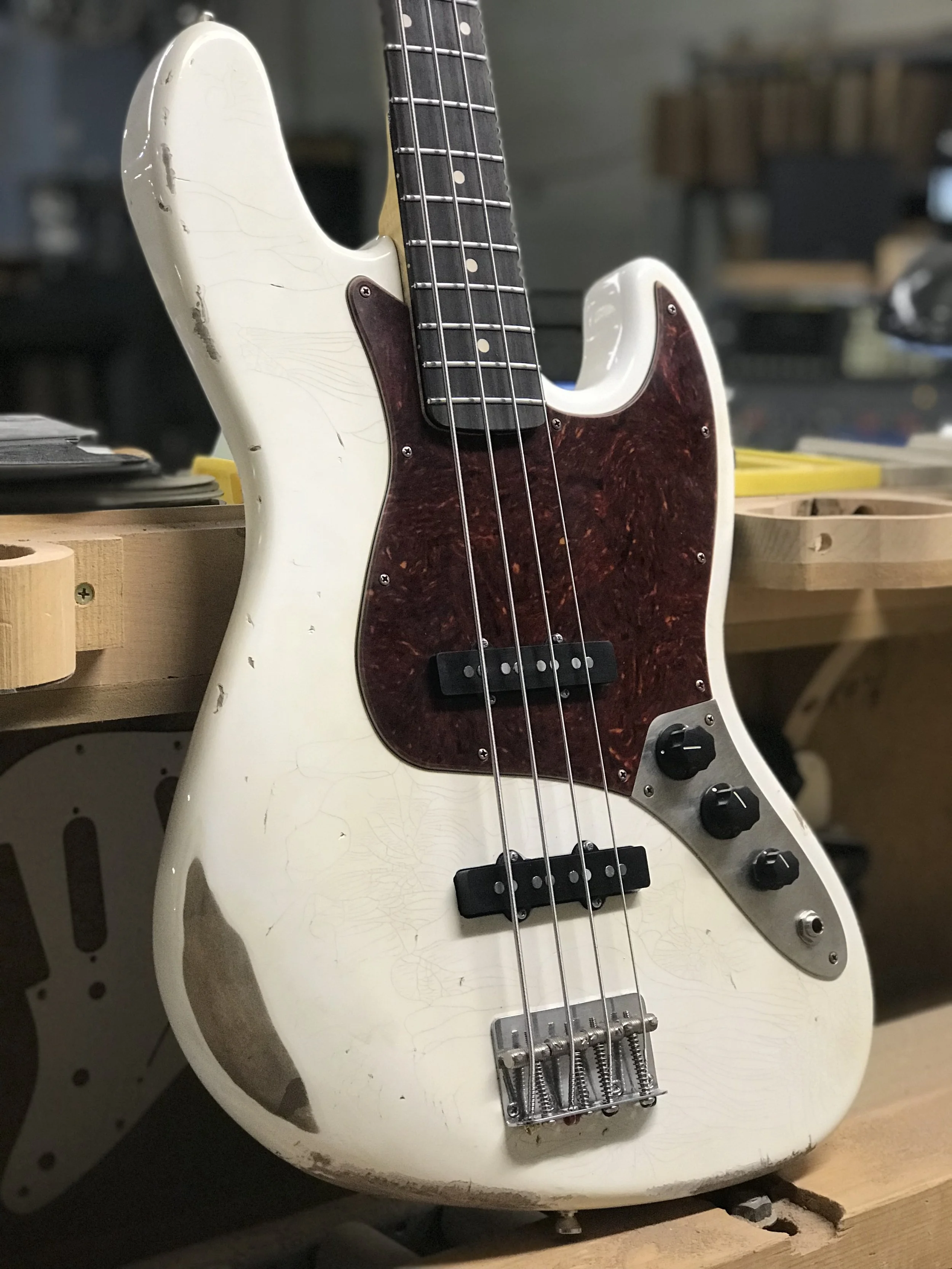 LSL Valencia 4 String bass white with tortoise guard
