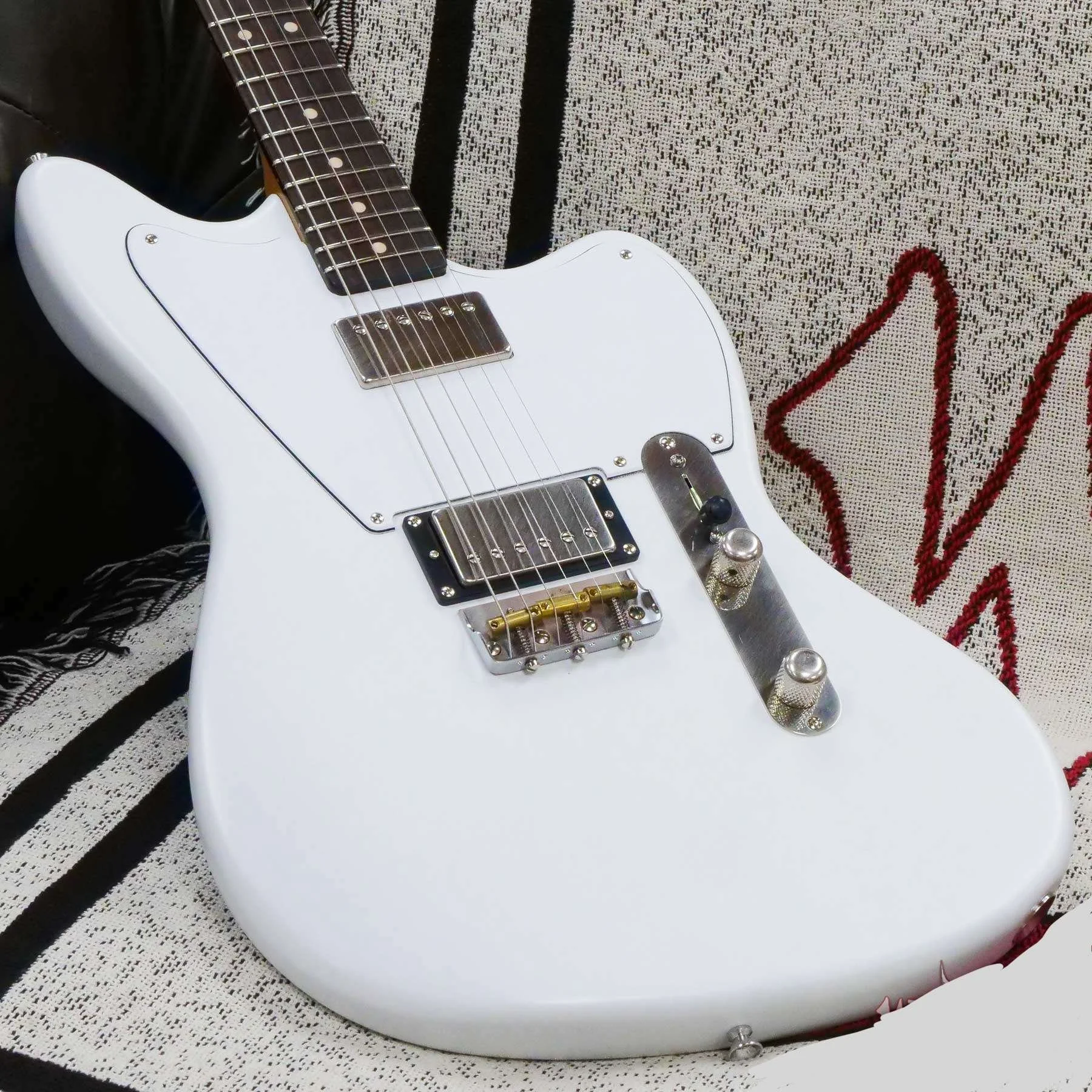 LSL Instruments Offset Guitar In white