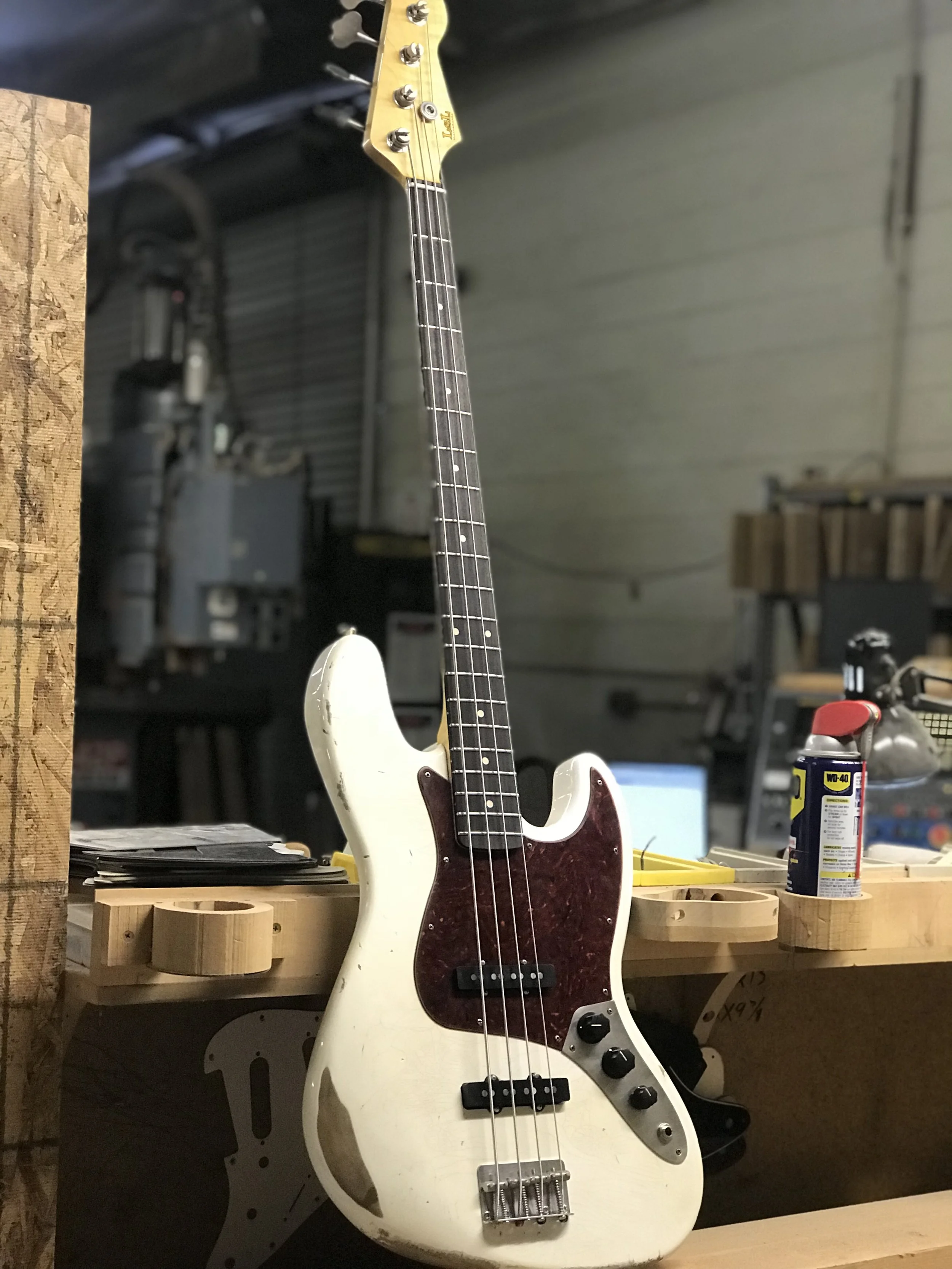 LSL Valencia 4 String bass oly white tortoise guard