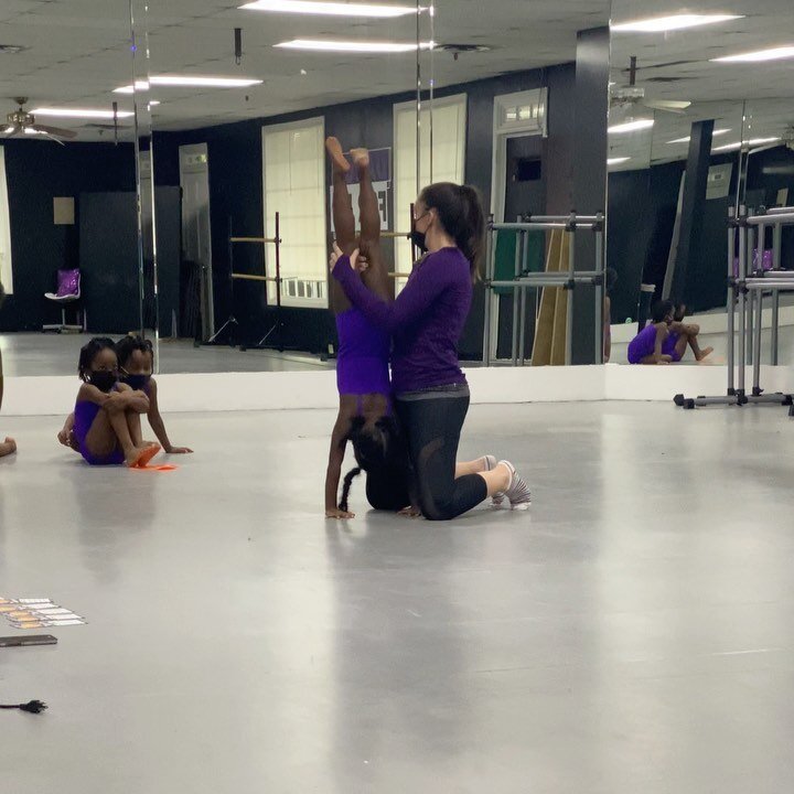 The Minis are working hard on their Front Limbers with Ms.Chelsie in Acro! We can&rsquo;t wait to see how these look in a few months. 
&bull;
www.danceforjoi.com
&bull;
&bull;
&bull;
&bull;
&bull;
&bull;
&bull;
&bull;
#browngirlsdoballet #atlantaphot