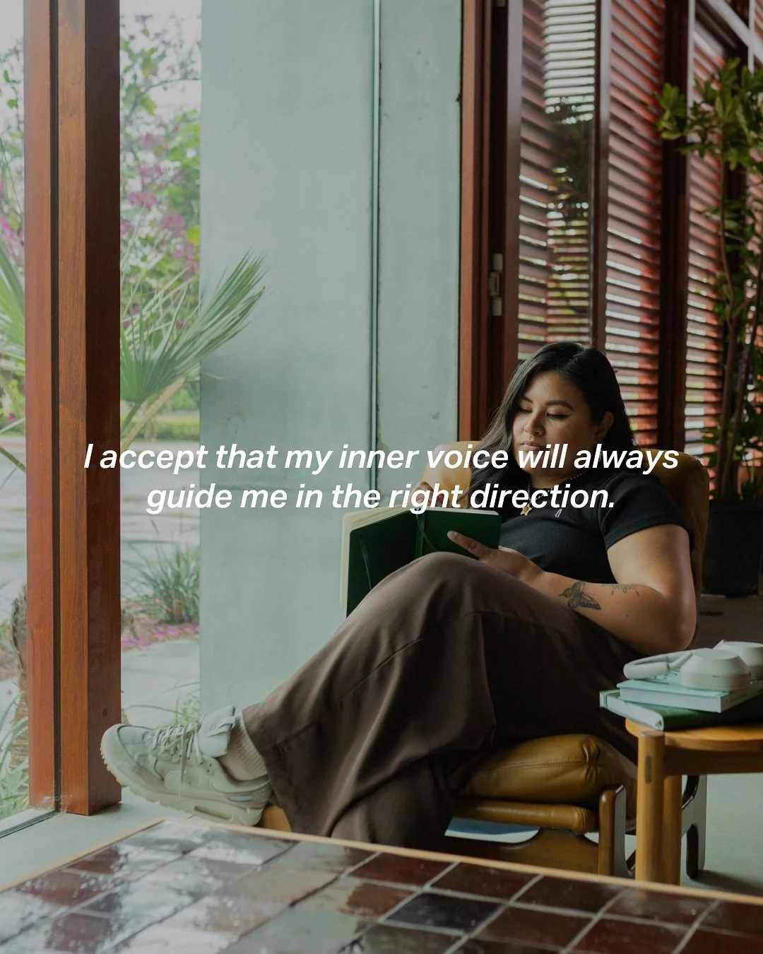 ✨ Reminders I&rsquo;m holding onto this week ✨

I&rsquo;m in the season of remembering. Remembering that the clarity I seek doesn&rsquo;t come from control, it comes from within. Remembering who I am and who I am becoming. From slowing down, listenin
