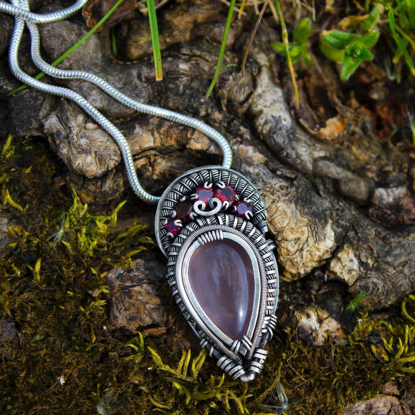 This Rose Quartz has a crown of garnets! 👑 That makes it royalty, right? 

Took some new photos of this one and I just love to see it in the sun. This one&rsquo;s still searching for the right home and is currently on ⛵️!! 
.
.
.
.
.
.
#wirewrap #ro