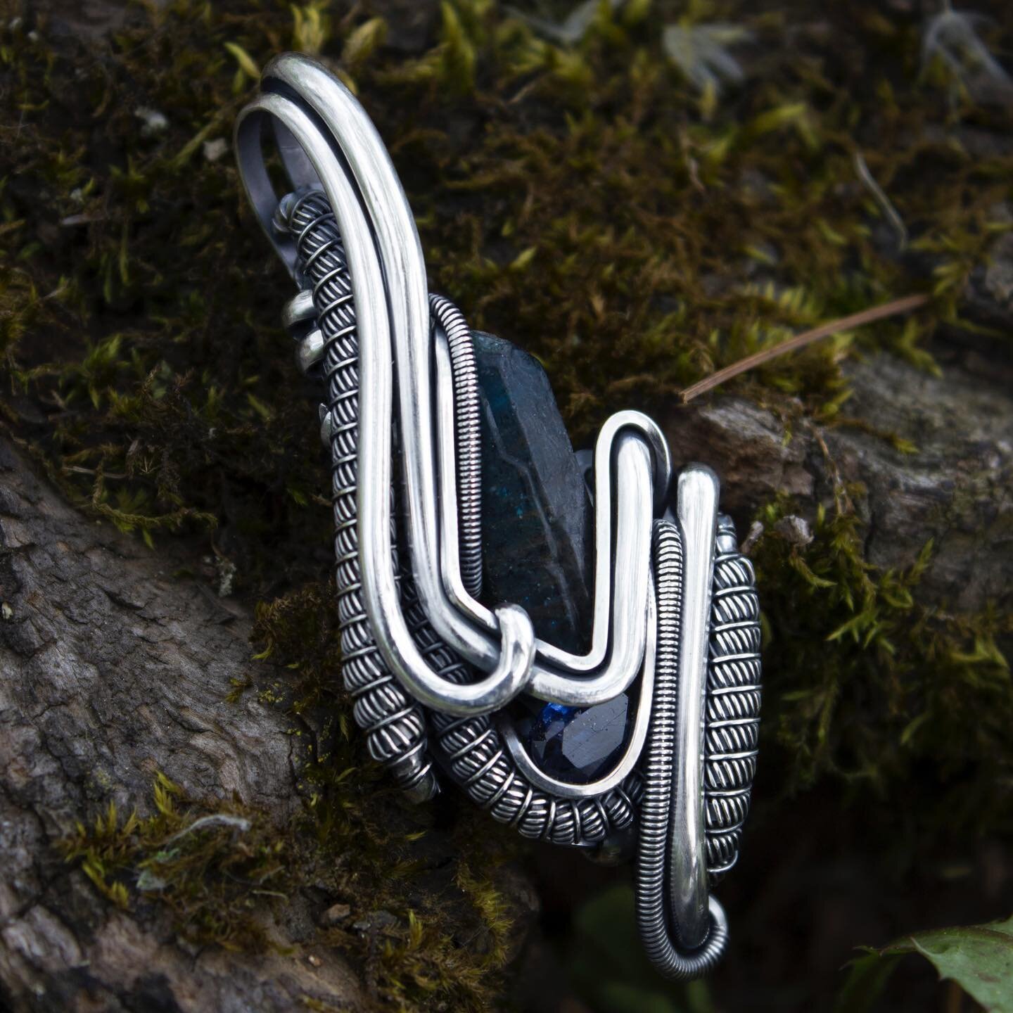 Introducing Isbjorn, featuring apatite and kyanite 💙💙💙 
.
.
.
.
.
.
.
#wirewrap #wirewrapped #wirependants #sterlingsilverjewelry #apatite #kyanite #bluecrystals #wirewrappedjewelry #headypendant