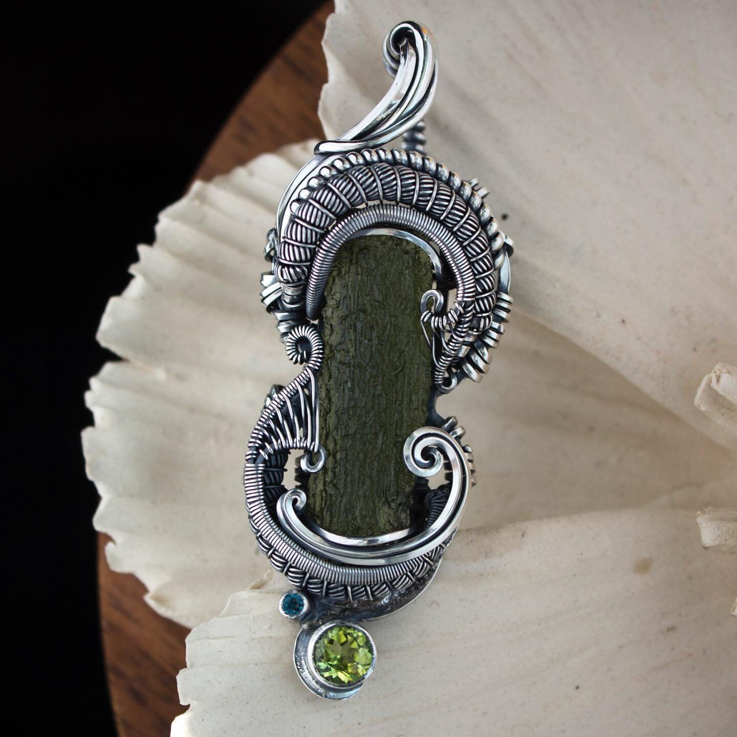 Here&rsquo;s a better look at this magical Moldavite piece! I decided to call this one &ldquo;Vernal Enchantment&rdquo; because the Moldavite is so wand-like 🪄✨

Features a high-quality 2.6g Moldavite stick, a Peridot, and a tiny Blue Apatite. Made 