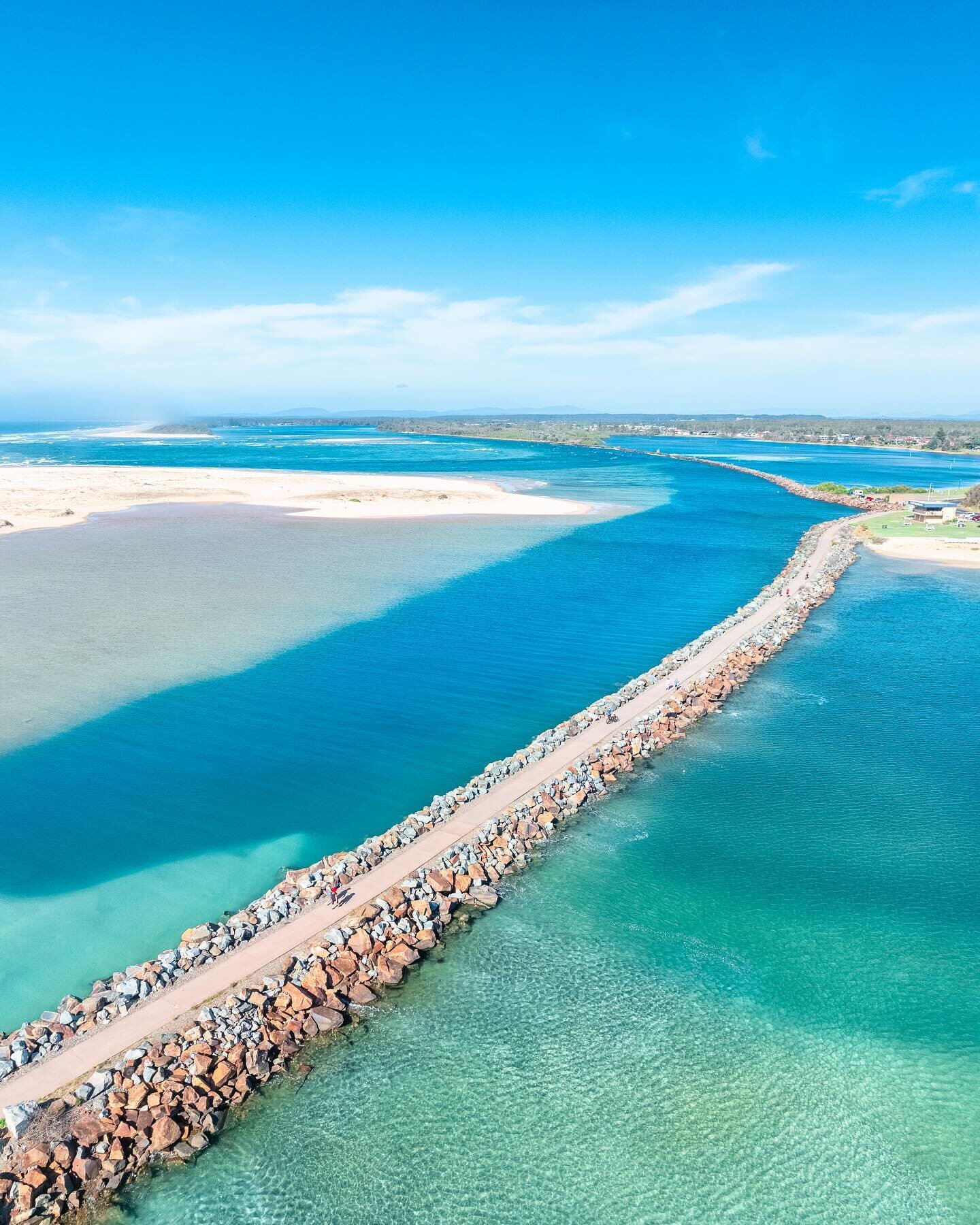 Sleepy Harrington&hellip;

If you like quiet coastal towns and plenty of fishing, this place might be right up your alley.

Located on the Manning River, I stayed here on my trip up to the Barrington Coast a few months back.

A long breakwall was bui