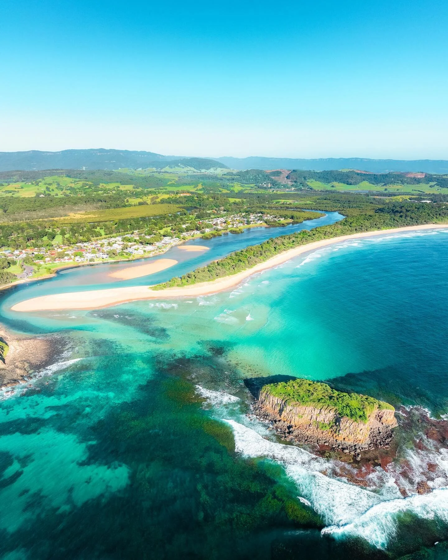 Minnamurra means &lsquo;plenty of fish&rsquo; in the local Aboriginal language.

And why wouldn&rsquo;t you want to swim in that water?!
.
.
.
.
#discoverearth #earthoutdoors #beach #earthfocus #paradise #earth_shotz #visitnsw #newsouthwales #austral