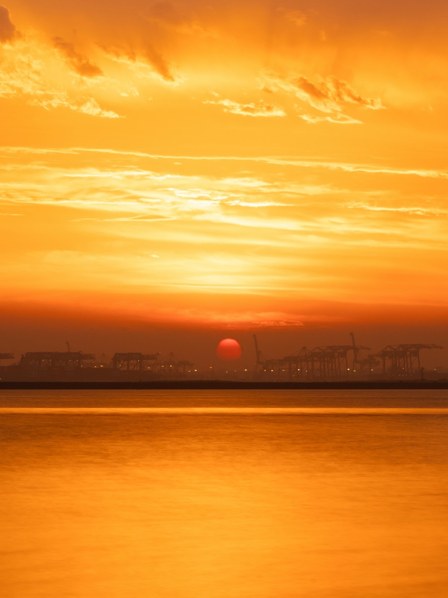 Golden haze&hellip;

I snapped these recently looking across Botany Bay in Sydney when there was some bushfire smoke around.

The cranes at the port just poked through the haze and I was lucky that the sun popped up right between them unobstructed.

